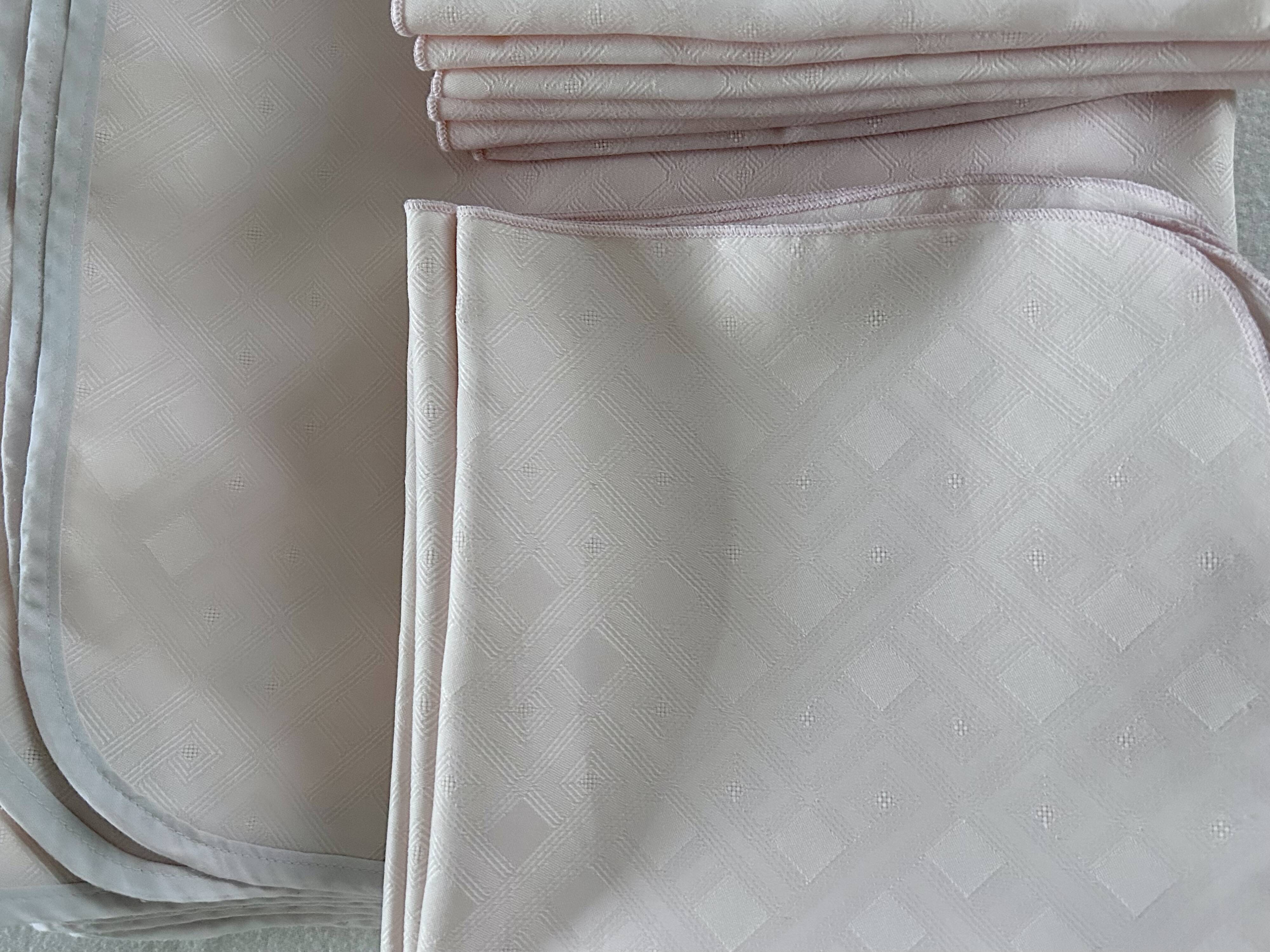 Rectangular tablecloth for 12 people and 12 napkins from Wite Lietaer, 160 cm.