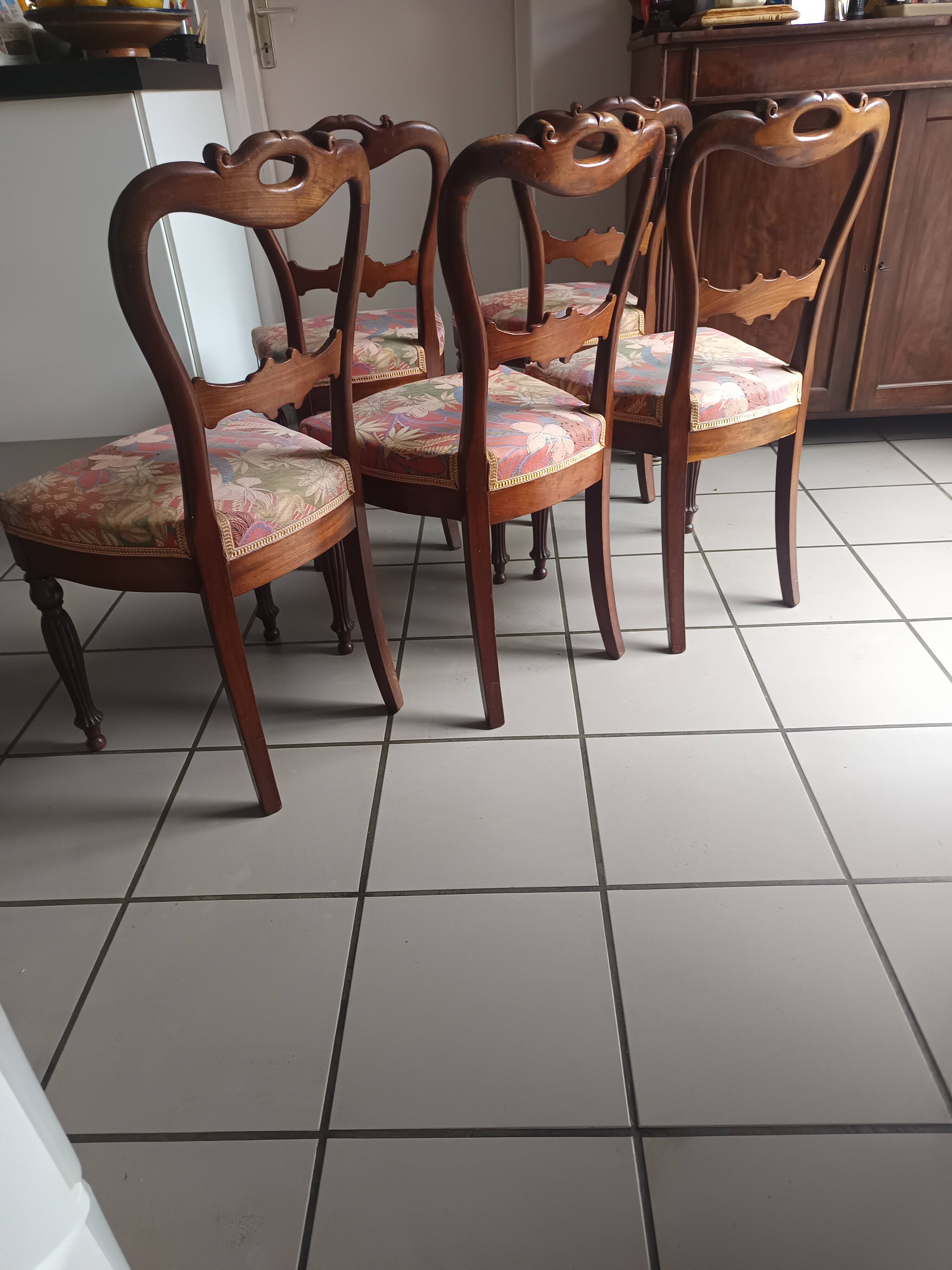 Set of 5 antique mahogany chairs in early 20th century Chippendale style.
