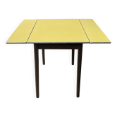 Table à manger / cuisine vintage des années 1960 en Formica avec plateau rabattable.