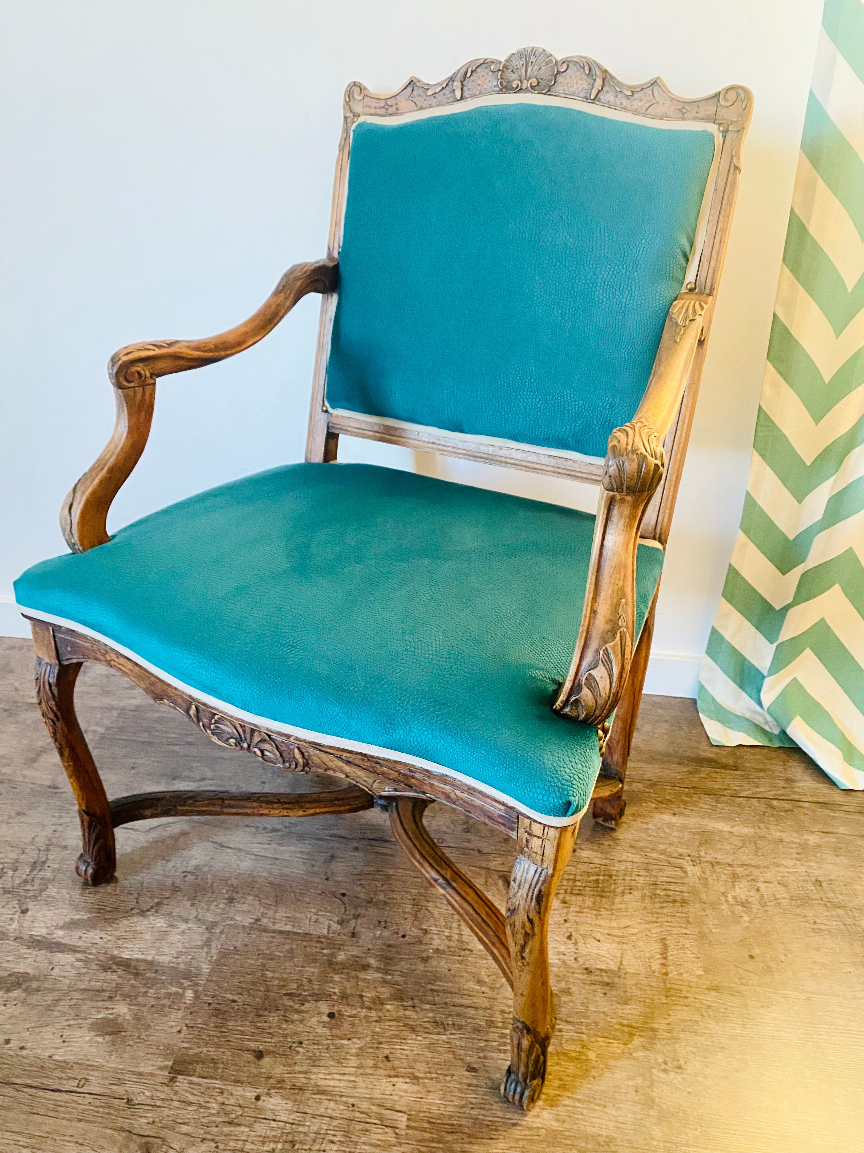 Fauteuil régence retapissé velours vert émeraude