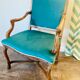 Fauteuil régence retapissé velours vert émeraude