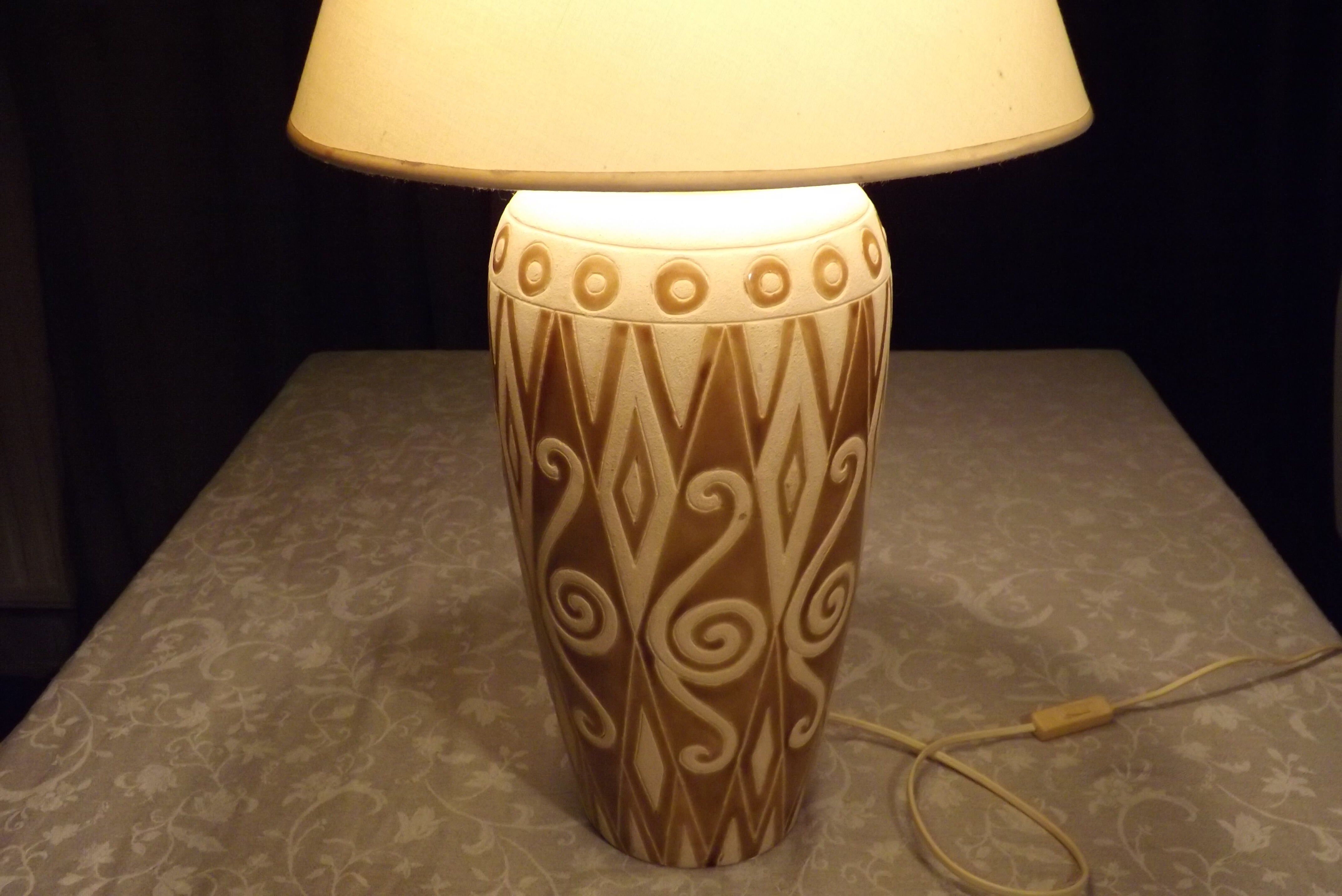 Ceramic white and bronze table lamp