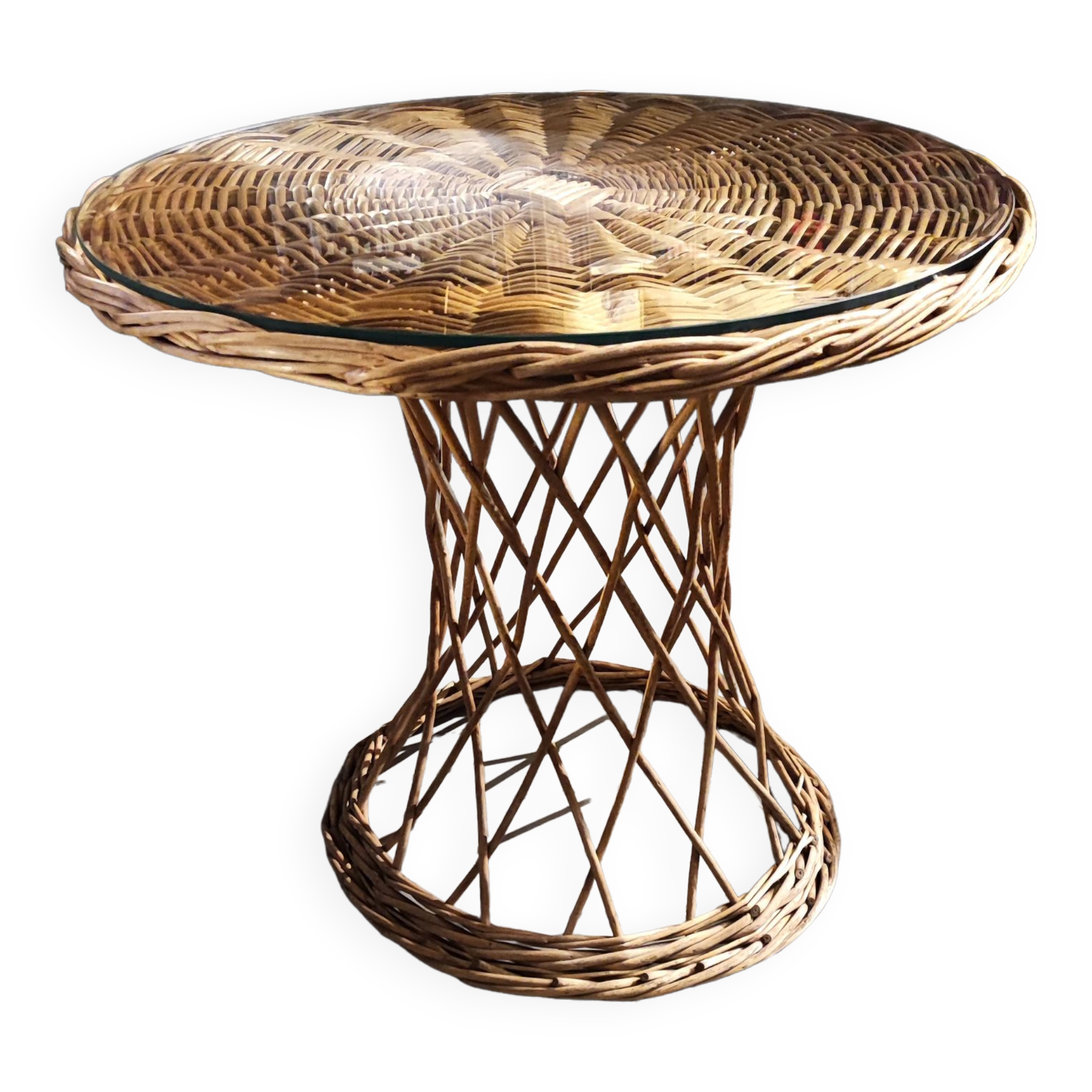Round table in woven rattan pedestal table