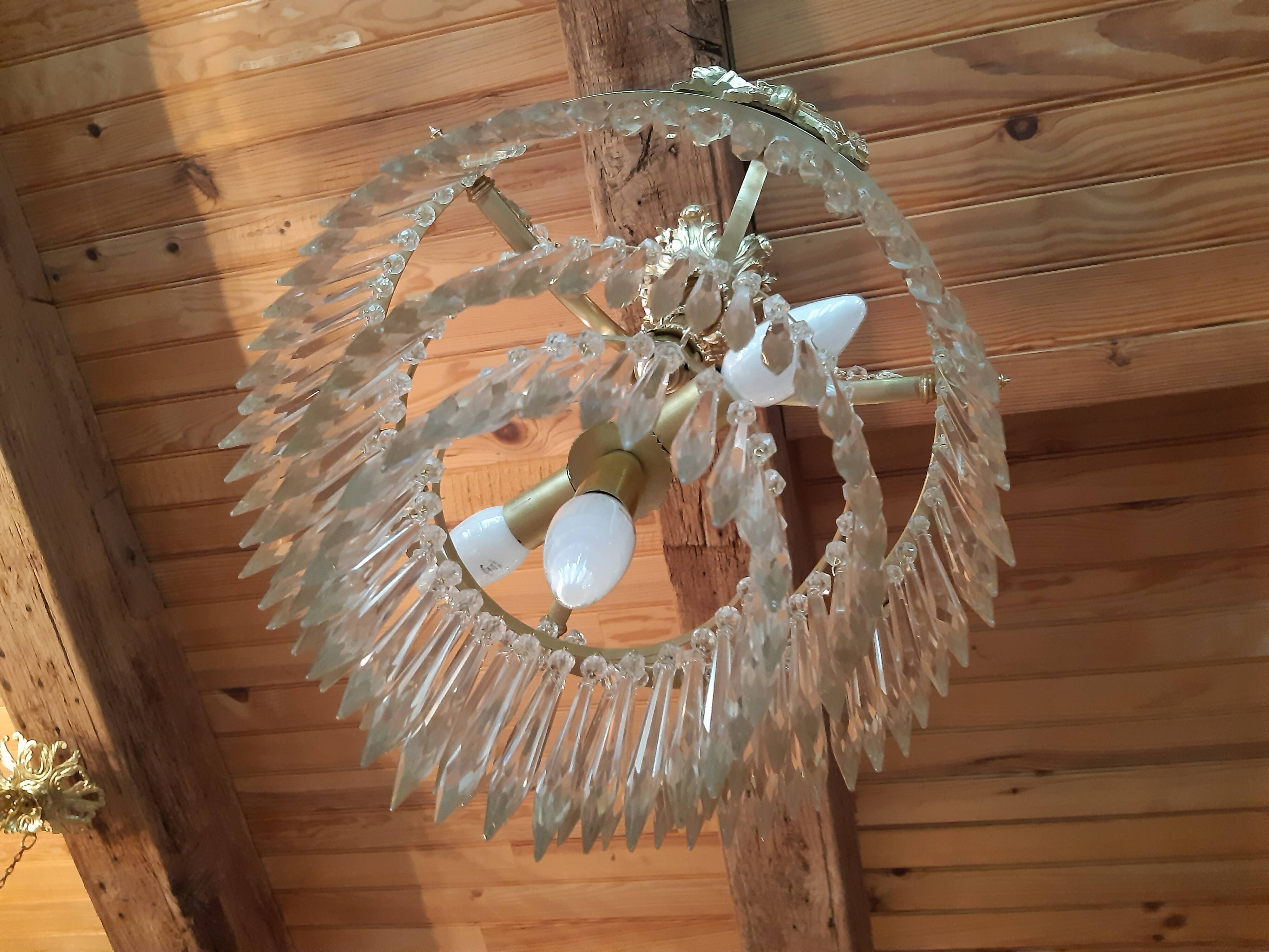 Lustre en bronze à pampilles en cristal taillé d'époque de la fin du XIX ème.