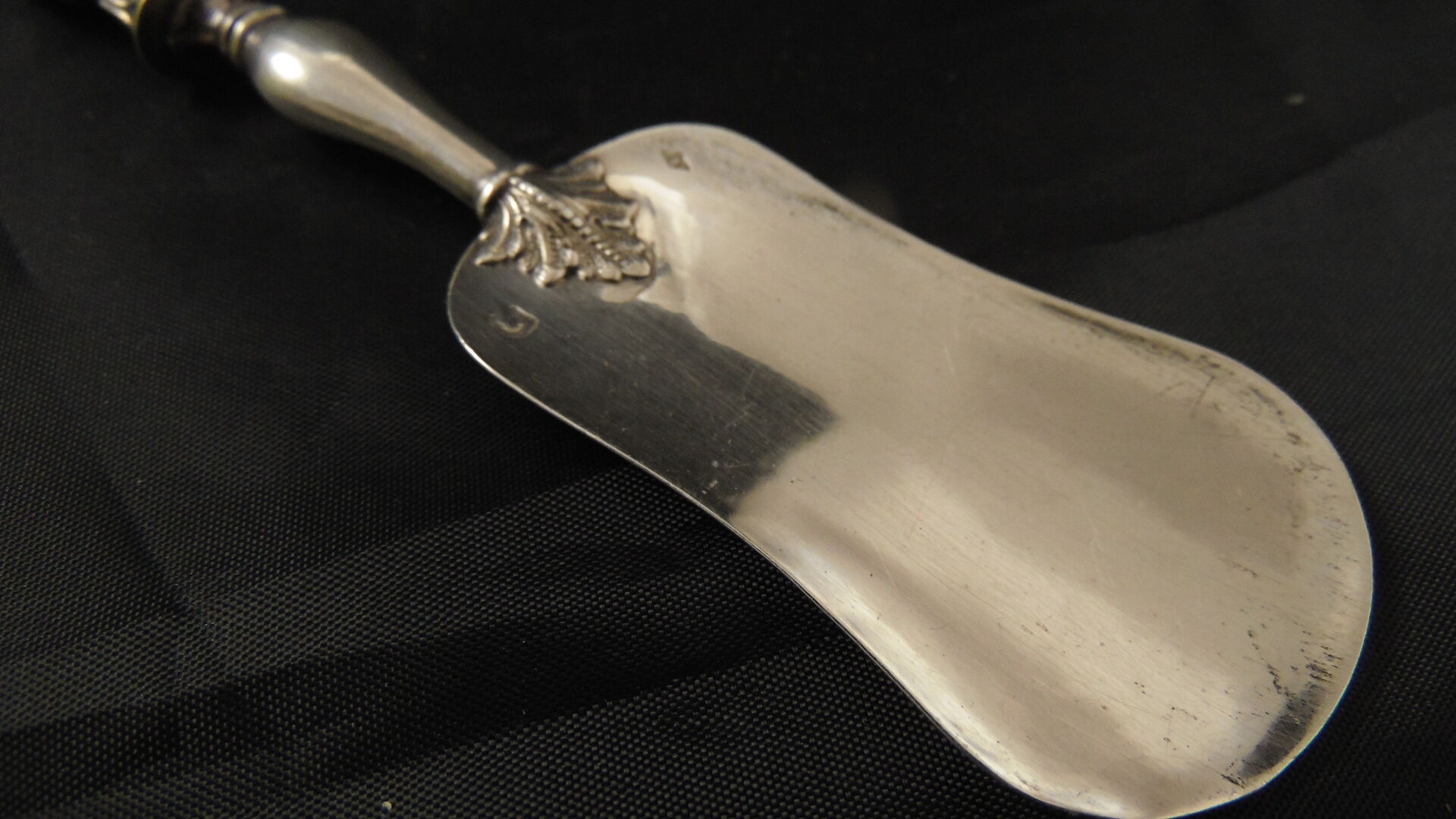 Solid silver foie gras shovel, pâté mignardise Rocaille XIXe Minerve 1st title