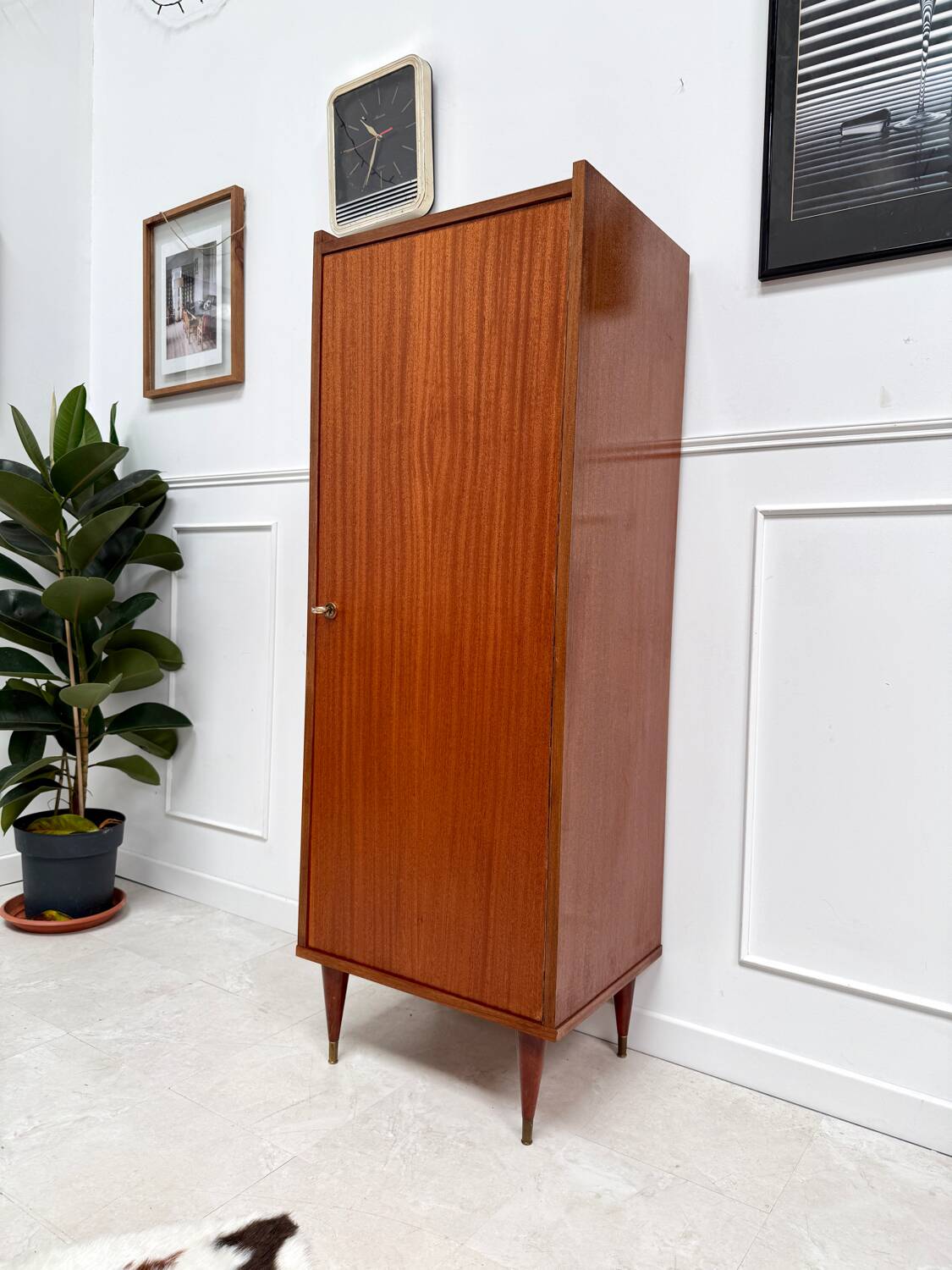 Standing man entrance cabinet