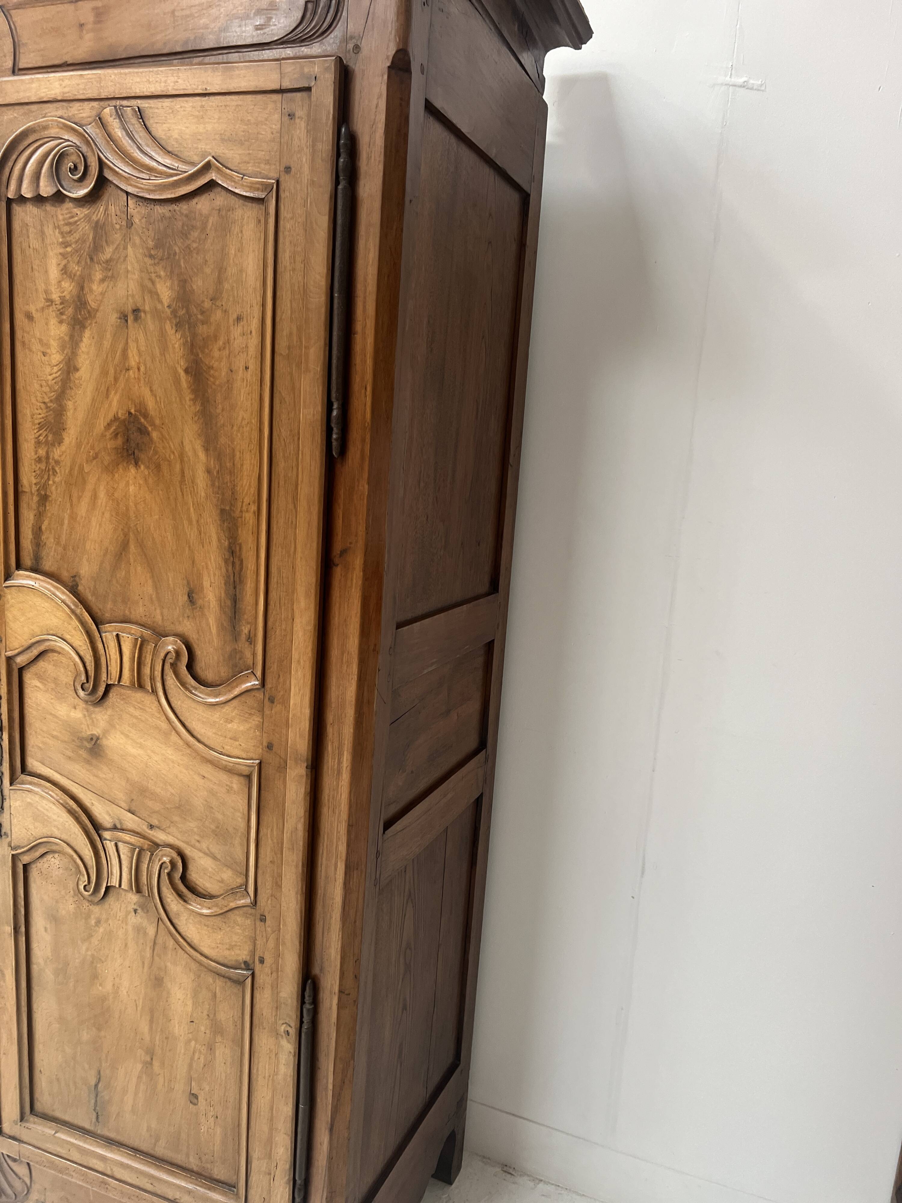 Armoire de style Louis XV en noyer massif XVIII siècle