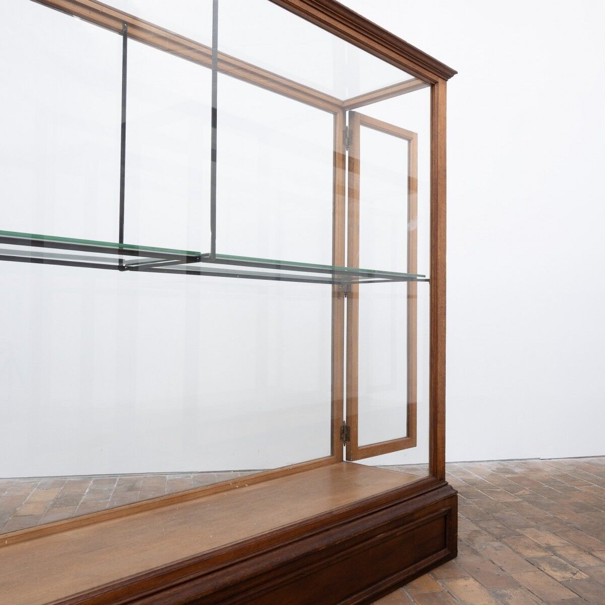 Central museum display cases in oak – Early 20th century