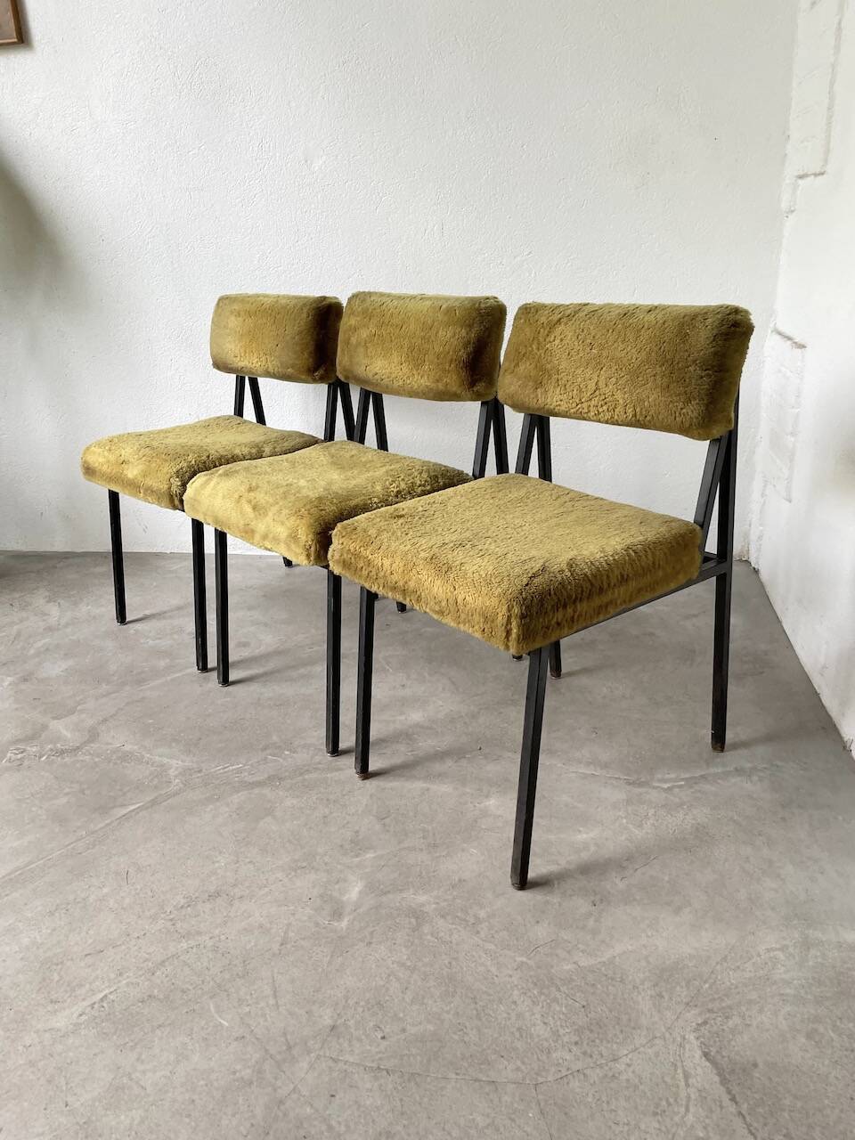 Set de trois chaises années 50