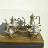 Service quatre pièces thé/café ancien en métal argenté, décor style Louis XVl
