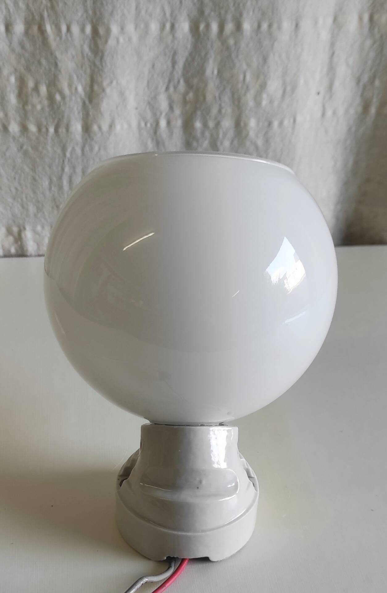 Art Deco style wall light in porcelain and opaline globe - 1930s/40s