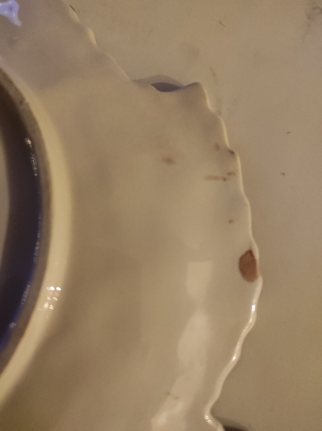Plat céramique en forme de feuille