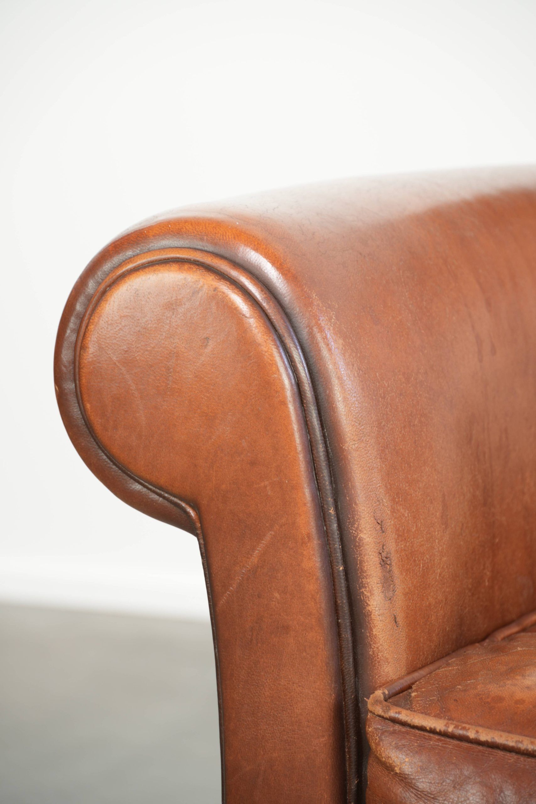 Fauteuil en peau de mouton confortable avec une finition élégante.