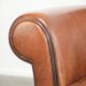 Fauteuil en peau de mouton confortable avec une finition élégante.