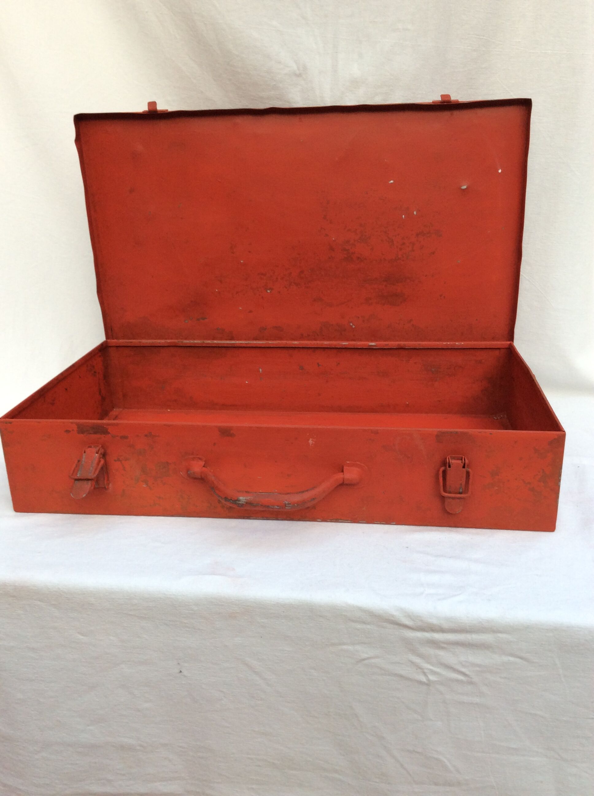 Caisse à outils en métal couleur rouge avec poignée
