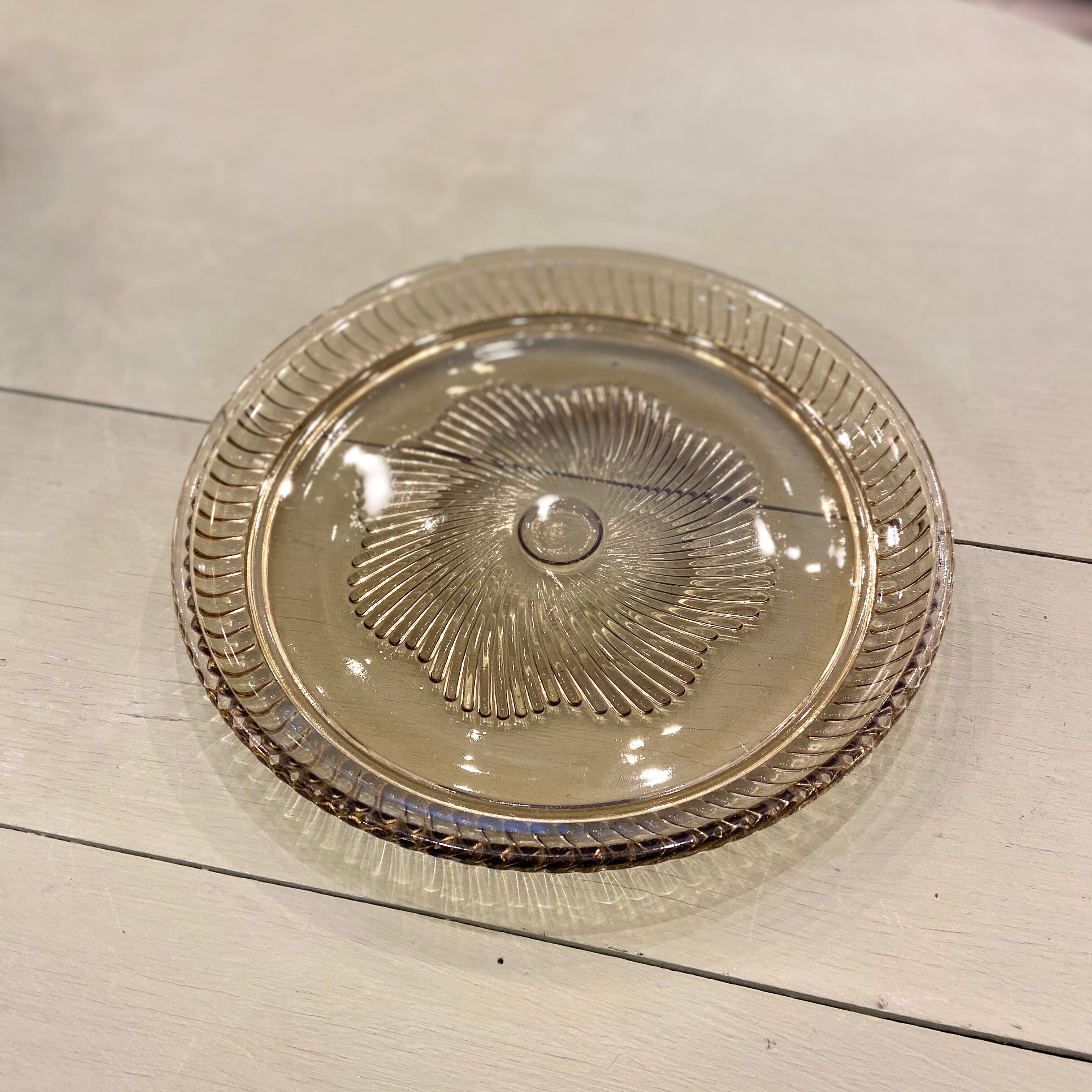 Plat rond en verre gris fumé
