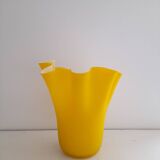 Vase mouchoir en opaline jaune satinée