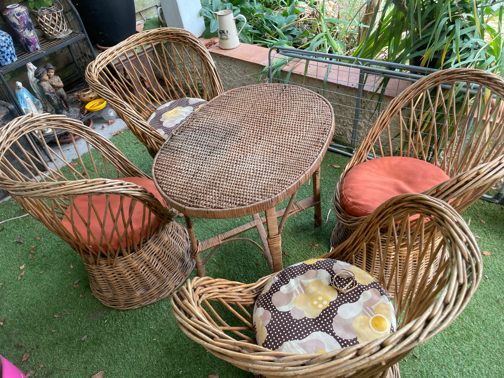 Very beautiful vintage rattan set: 4 armchairs and a table (75/57cm).