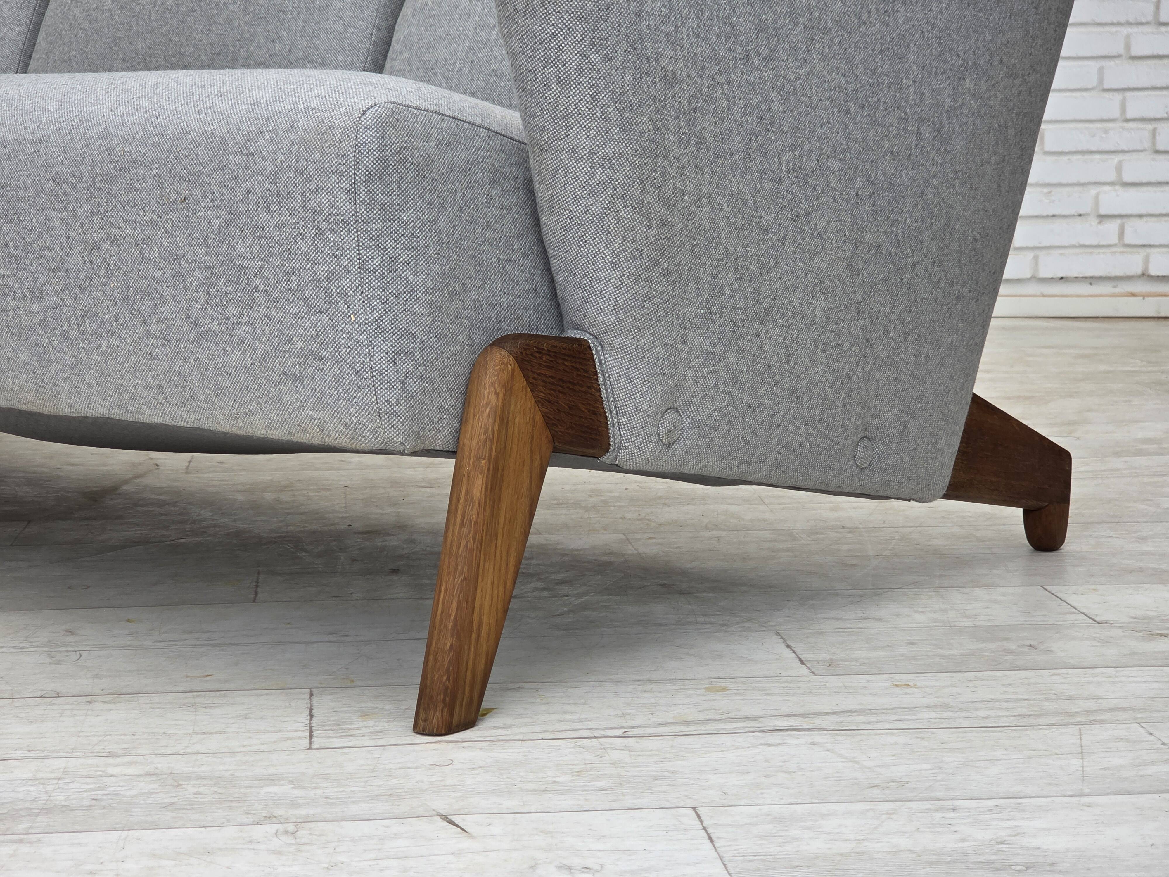 Design danois par Arne Hovmand-Olsen, canapé 3 places modèle 490, refait à neuf.