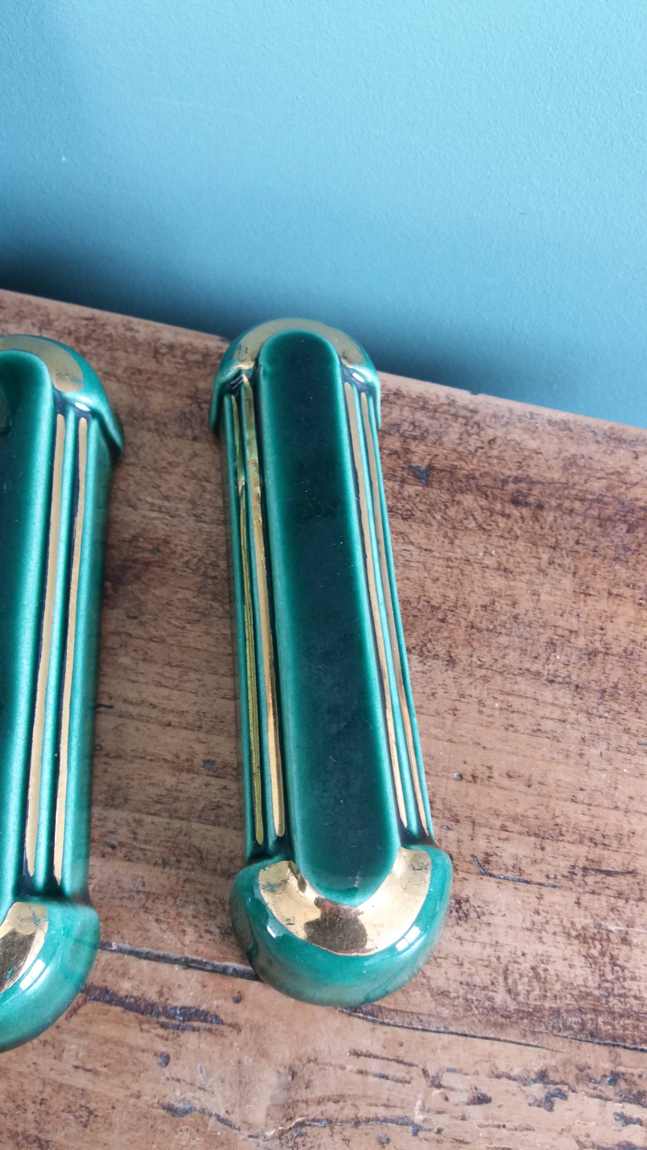 Poët Laval knife rest in emerald green ceramic and gold.