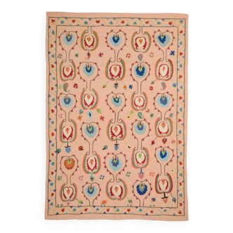 Tapis kilim suzani rose saumon a motifs brodés