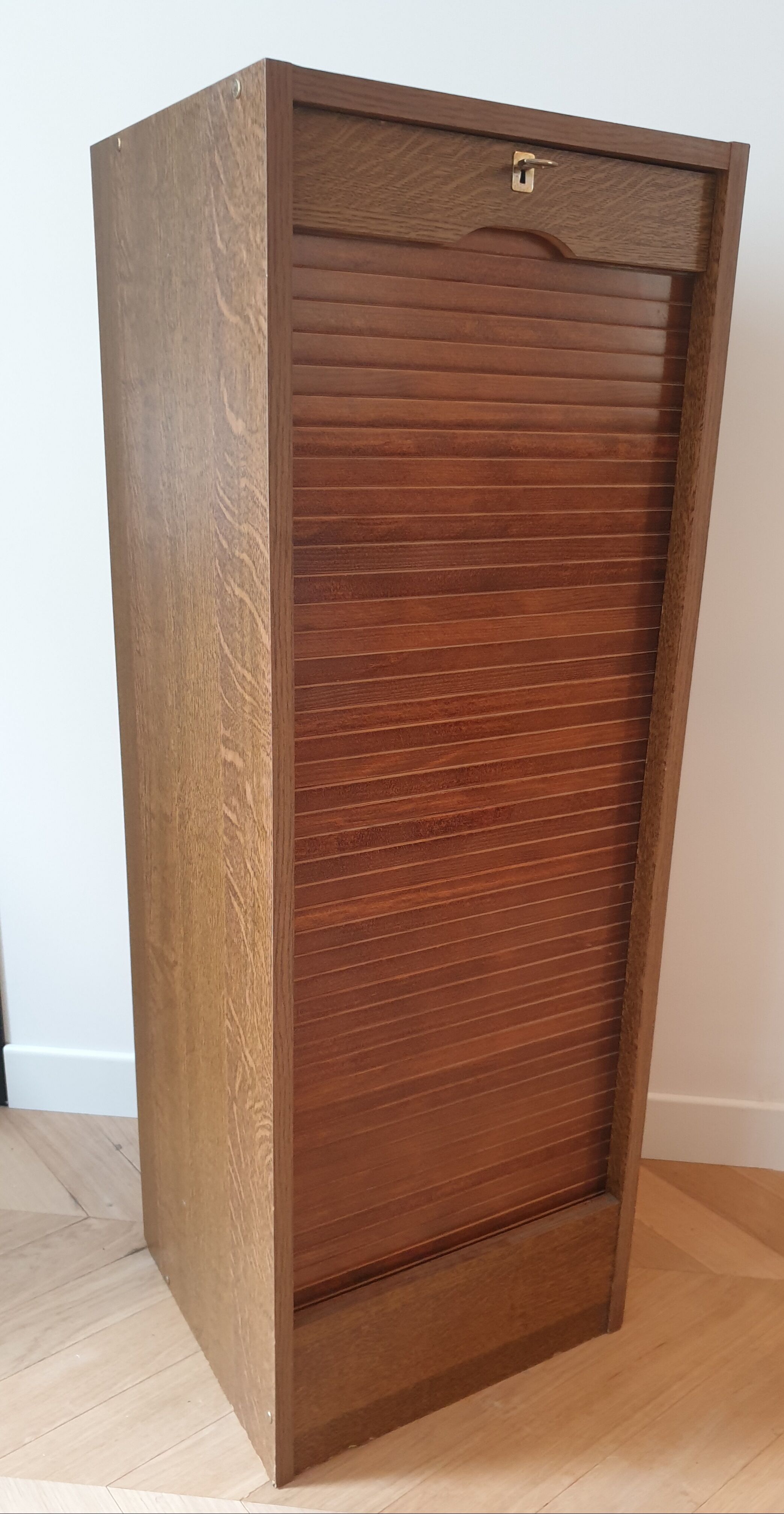 Curtain cabinet