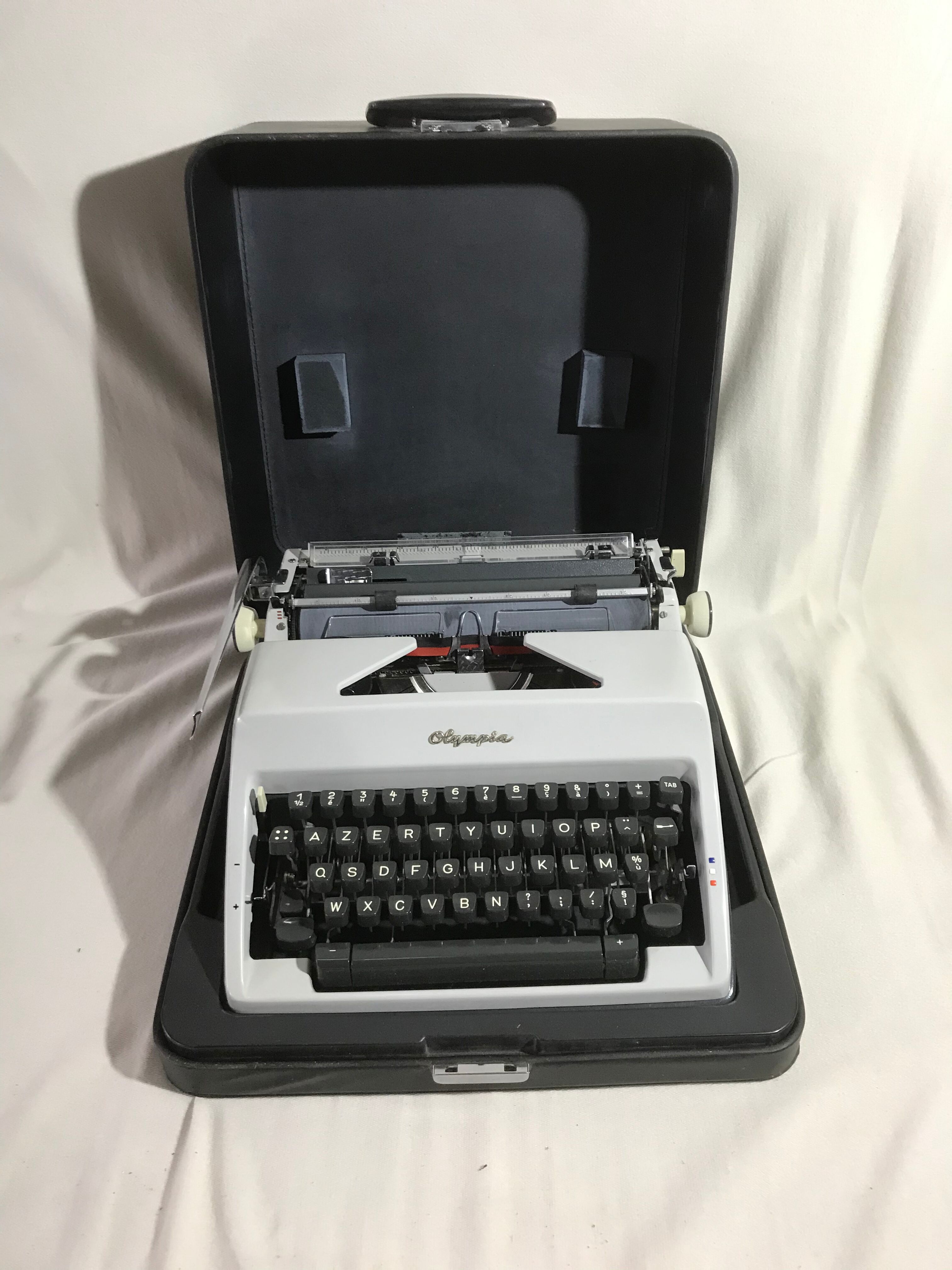 Machine à ecrire Olympia métal gris avec malle noire germany vintage