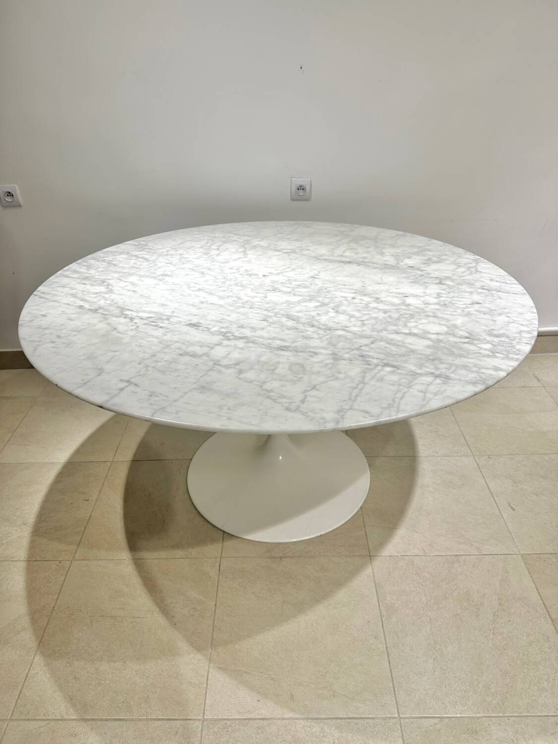Knoll Tulip Table 137 cm in marble