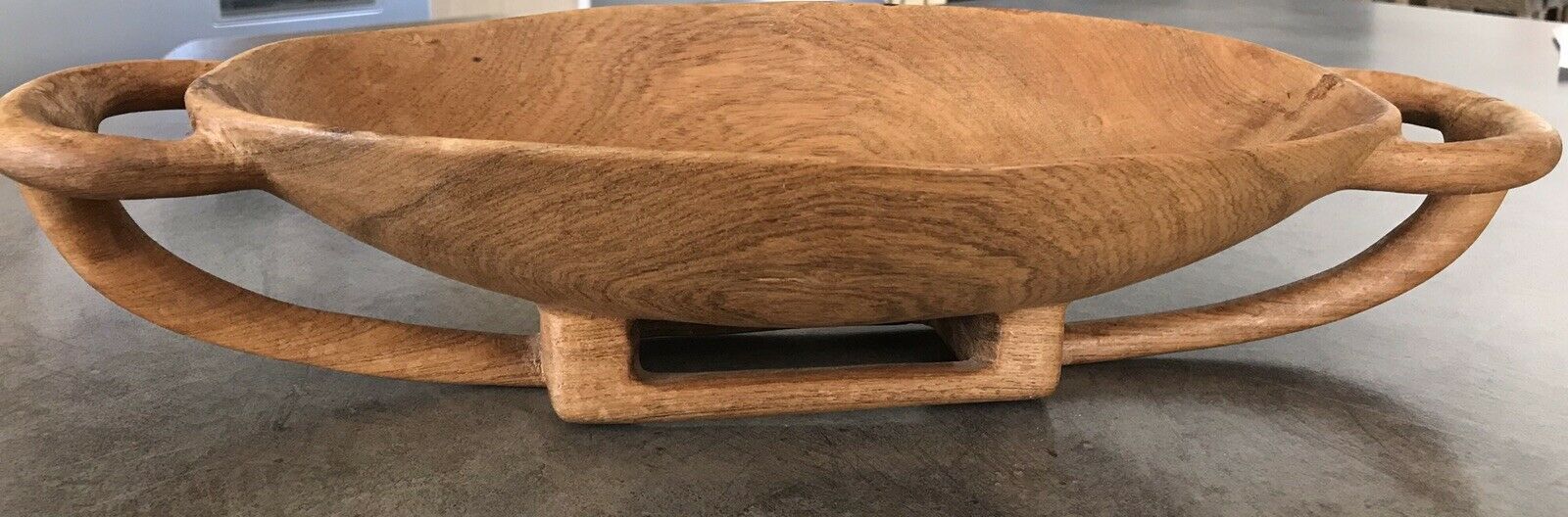 Carved wooden flat-plated - artisanal tribal art African cuisine