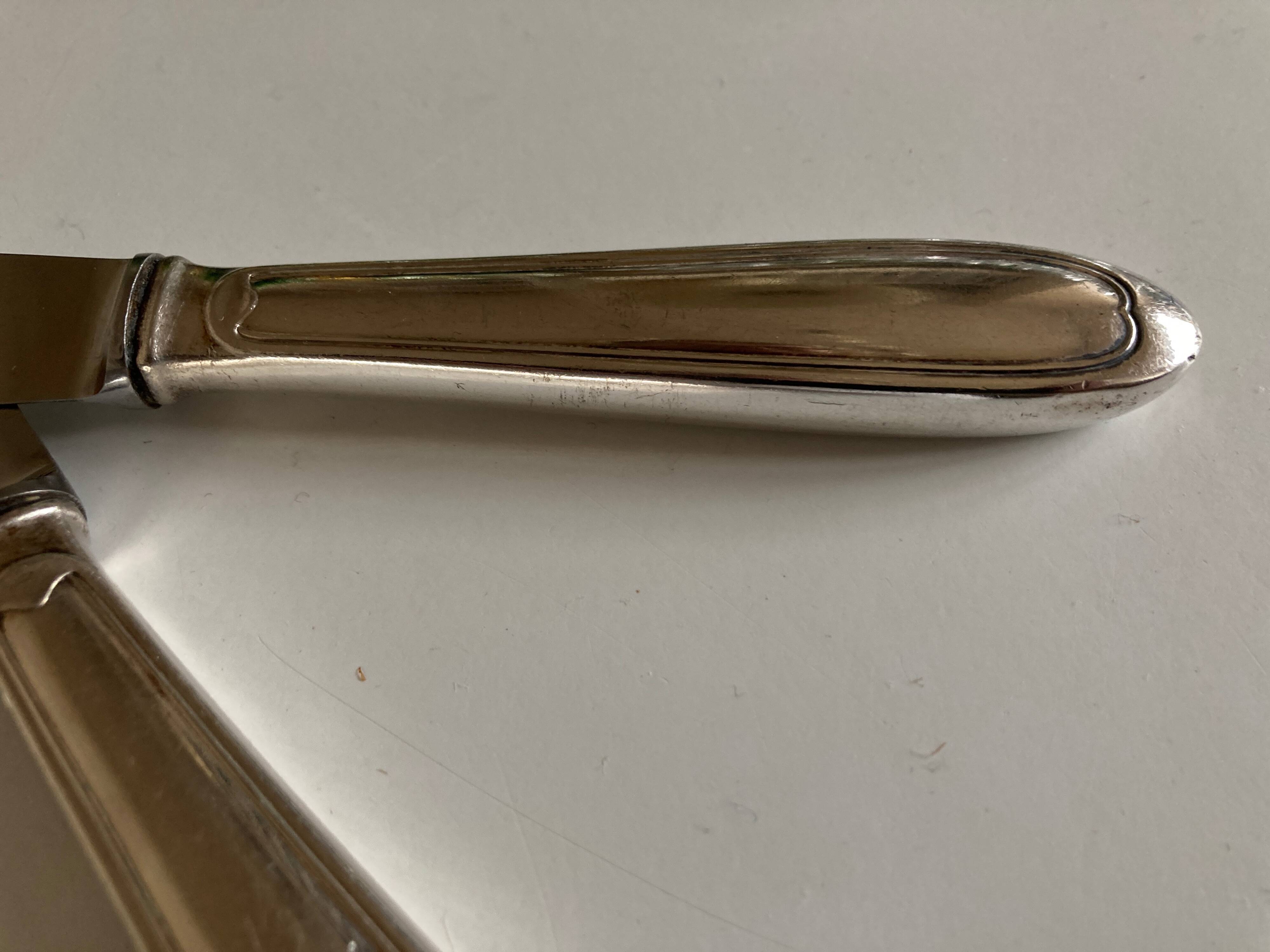 Set de 12 couteaux de table en métal argenté filet 1960