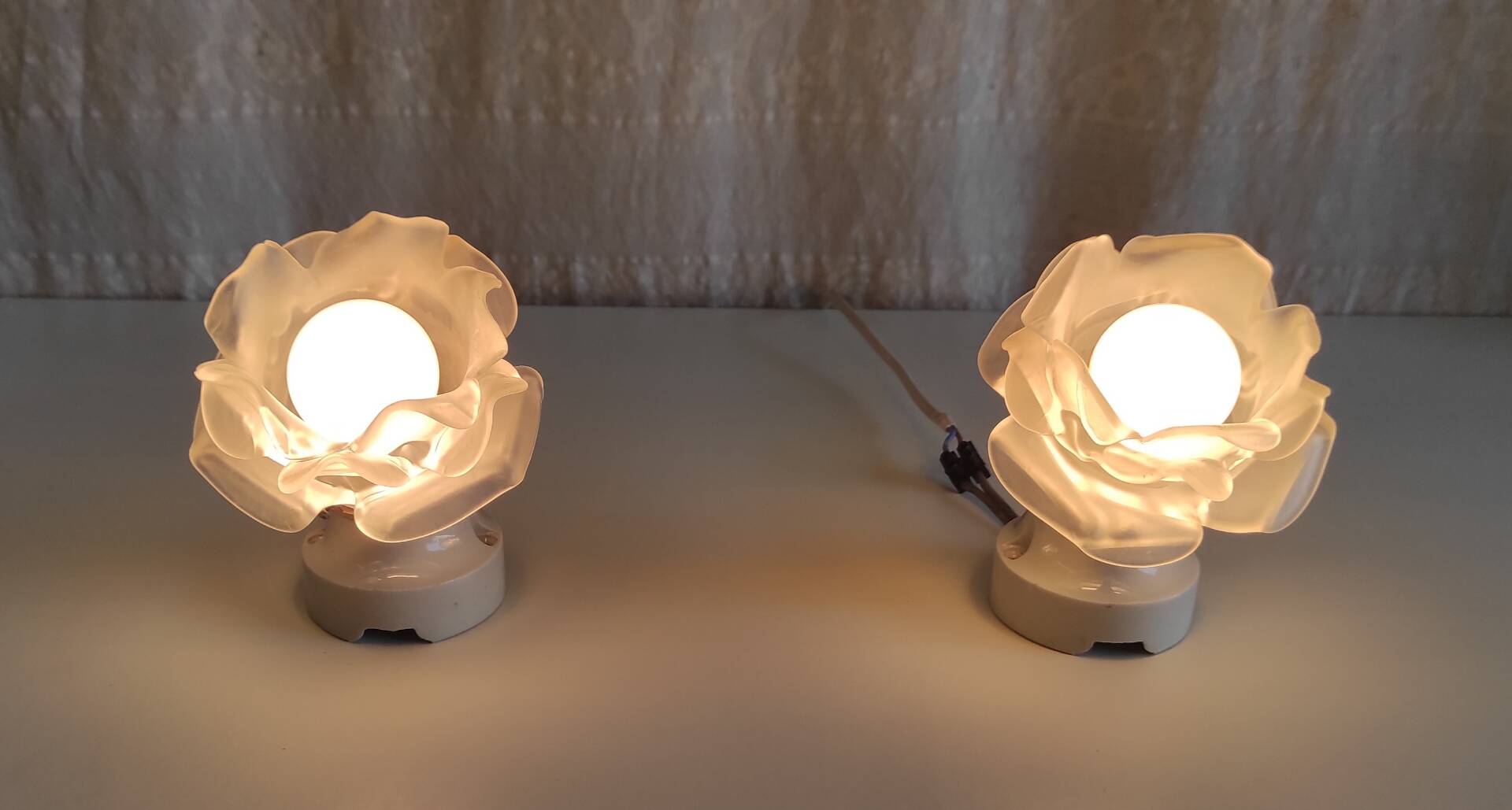 Art Deco style wall lights in porcelain and floral glass paste - 30s