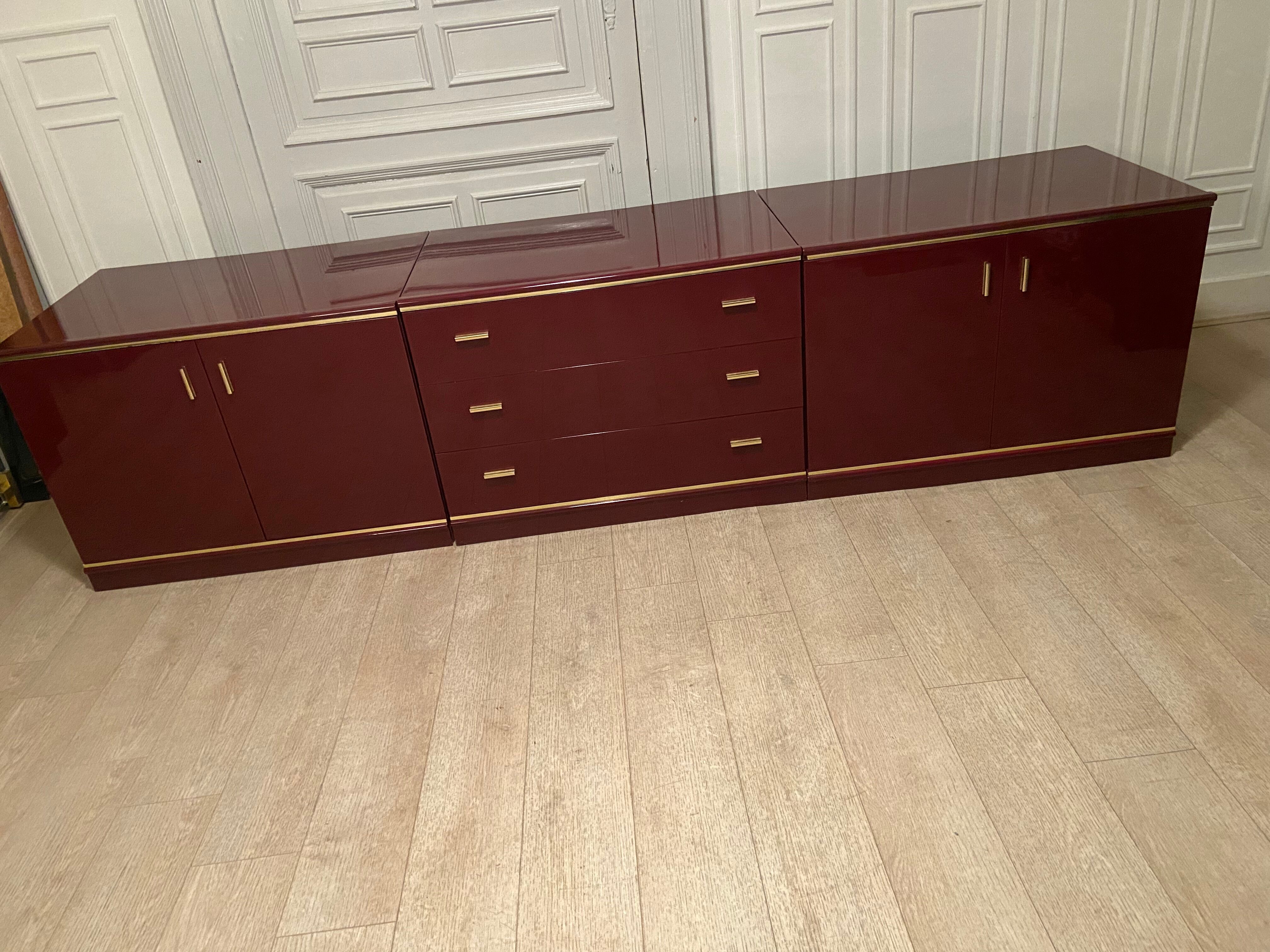 Enfilade laquée bordeaux et laiton 1970s