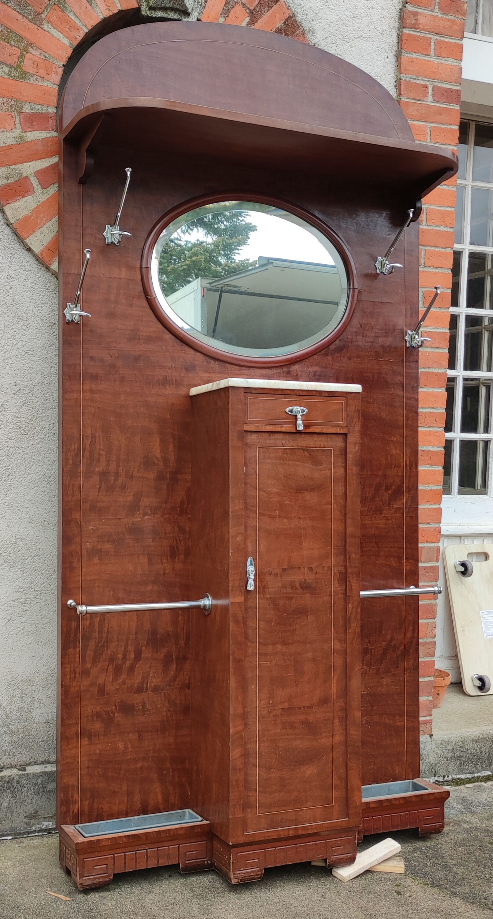 Art deco entrance cloakroom