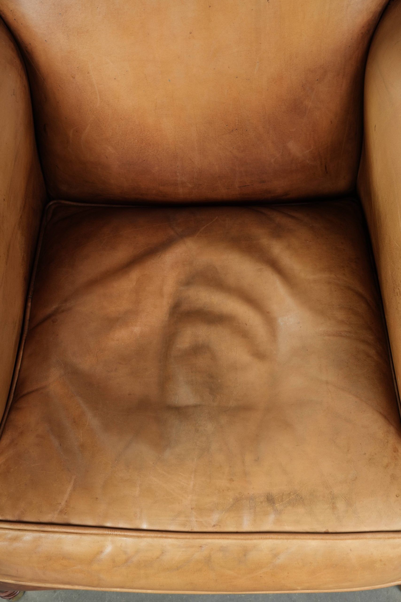 Fauteuil en cuir de vachette au look anglais caractéristique