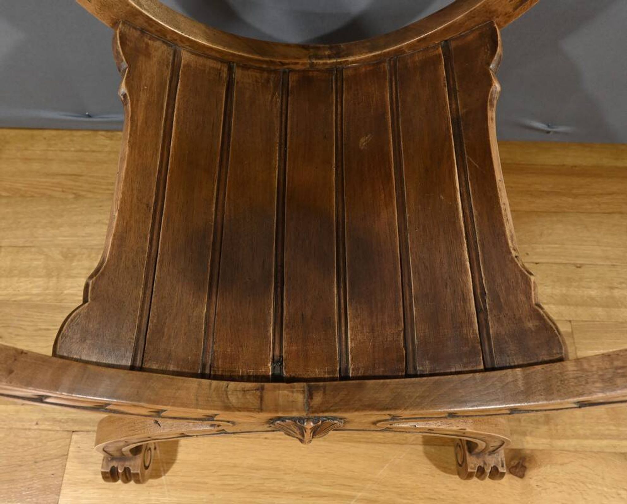 Fauteuil Dagobert en Noyer, style Médiéval – Fin XIXe