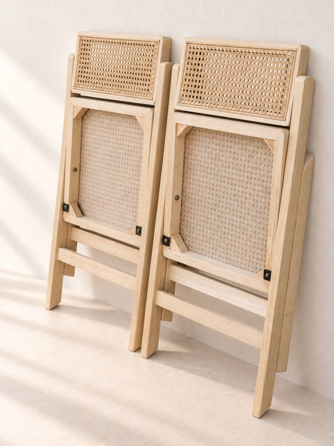 Paire de chaises pliantes en cannage et bois