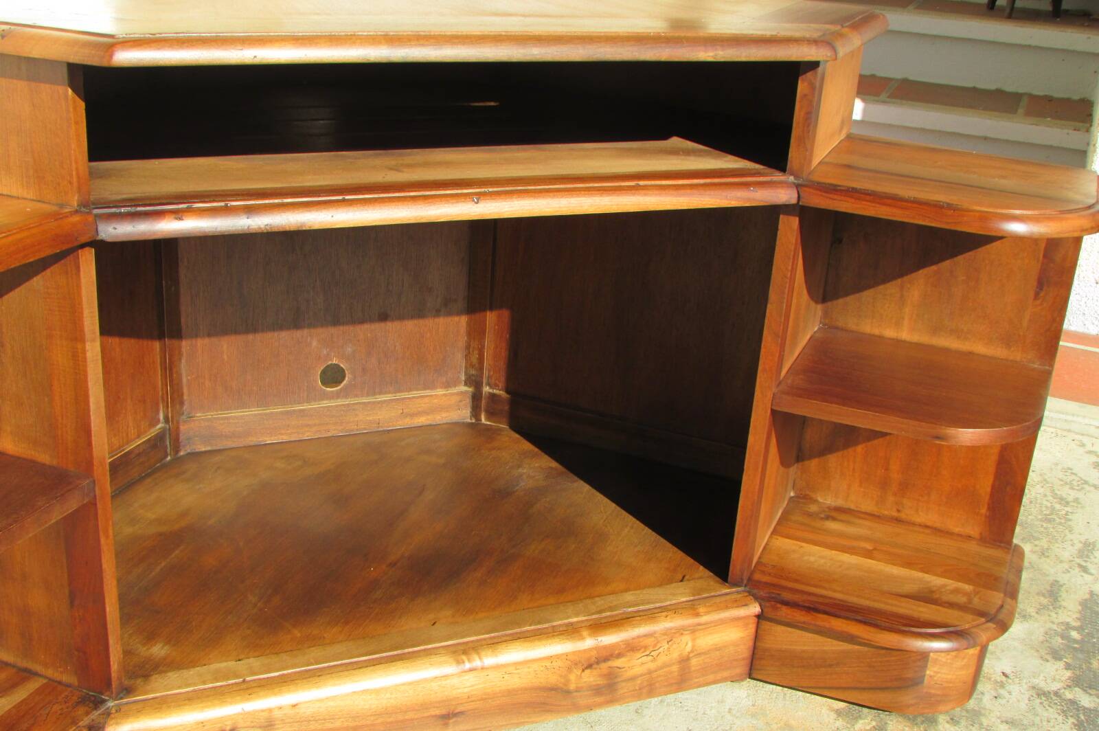 Superb corner unit in solid walnut, of very good quality