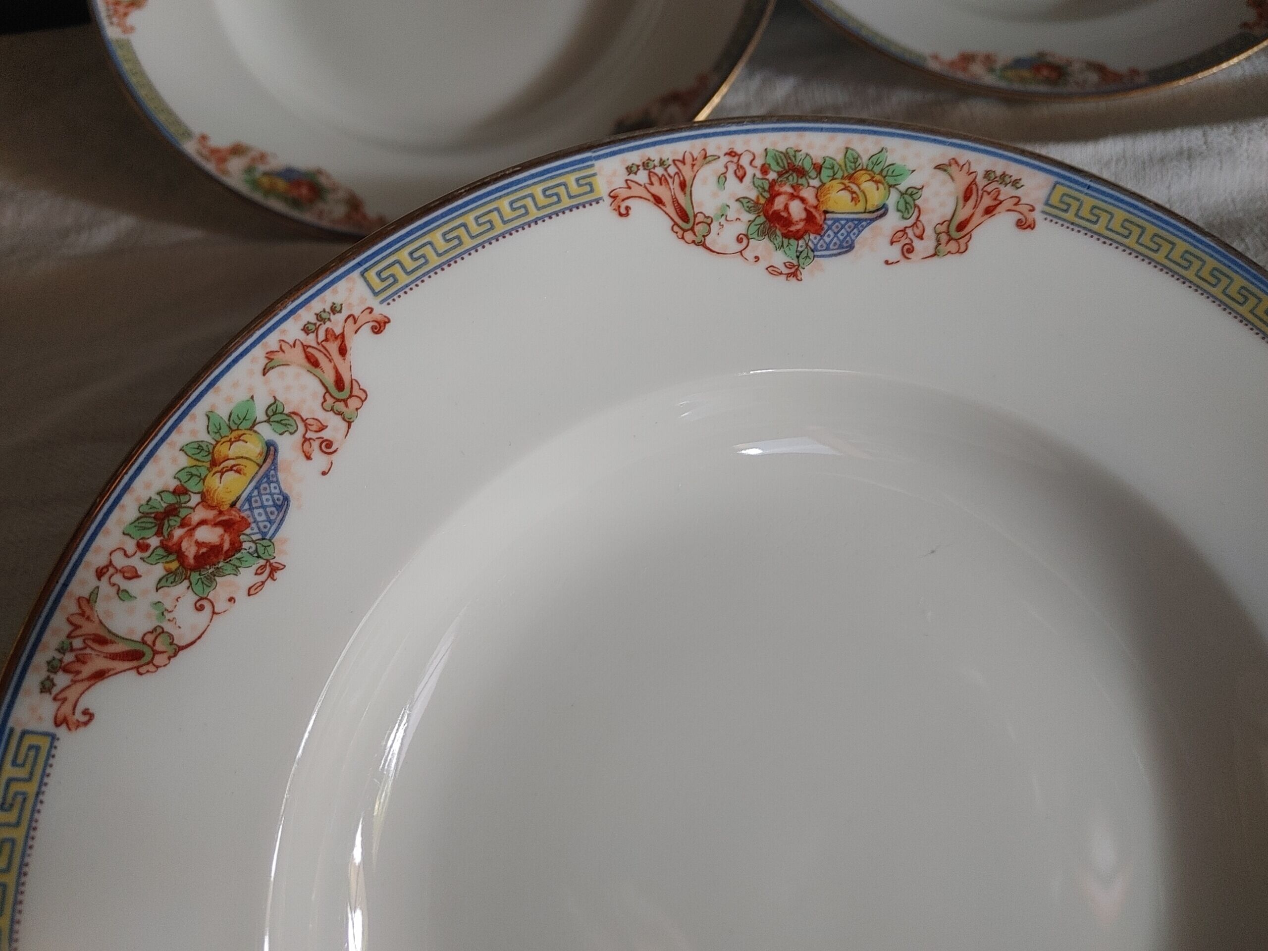 6 Assiettes creuses en porcelaine de Limoges  frise  Panier  fleuris et fruits - debut 20 ème