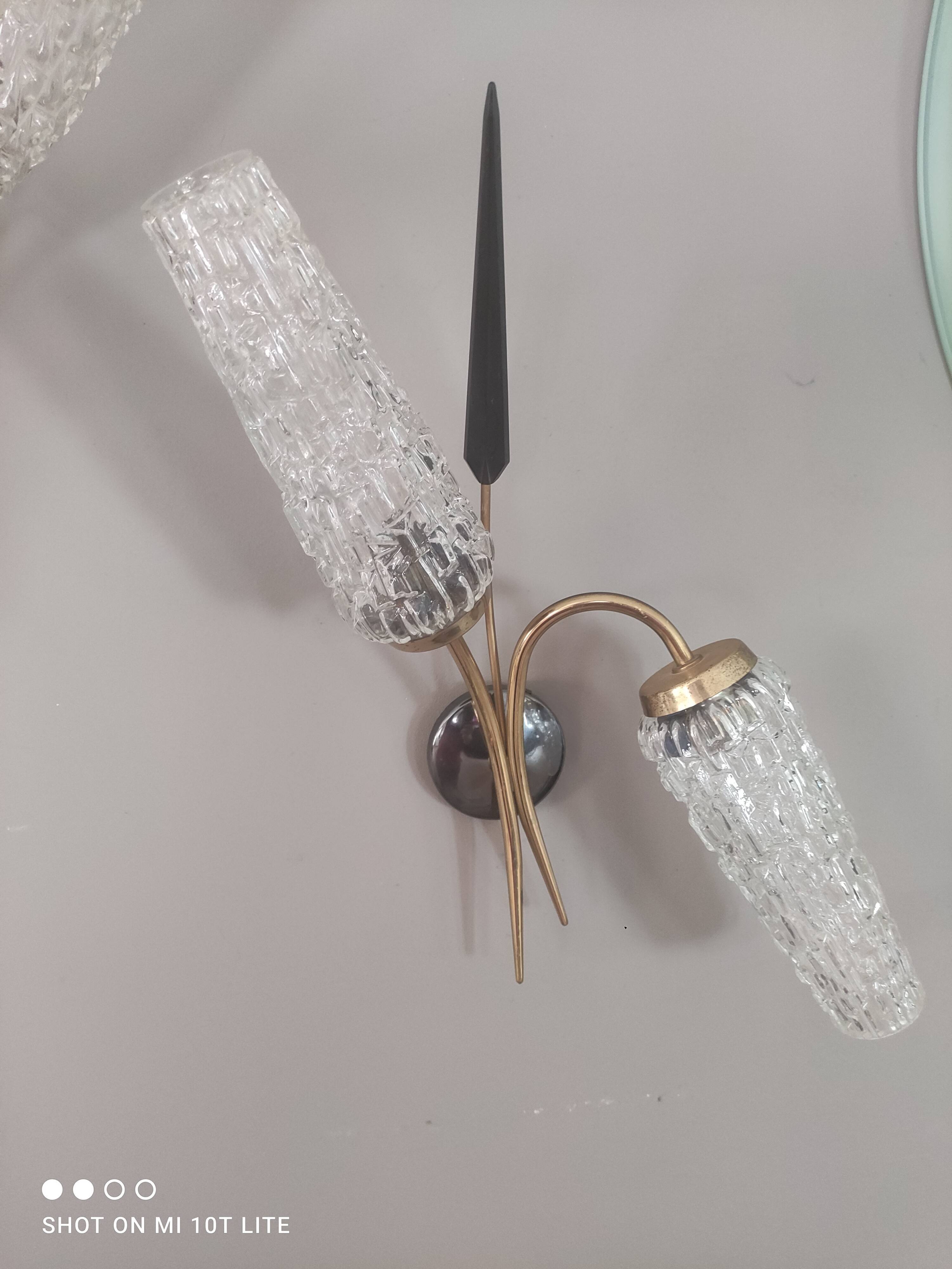 Set of 2 vintage 2-spoke wall lamps in gilded metal and diamond textured tulip glass