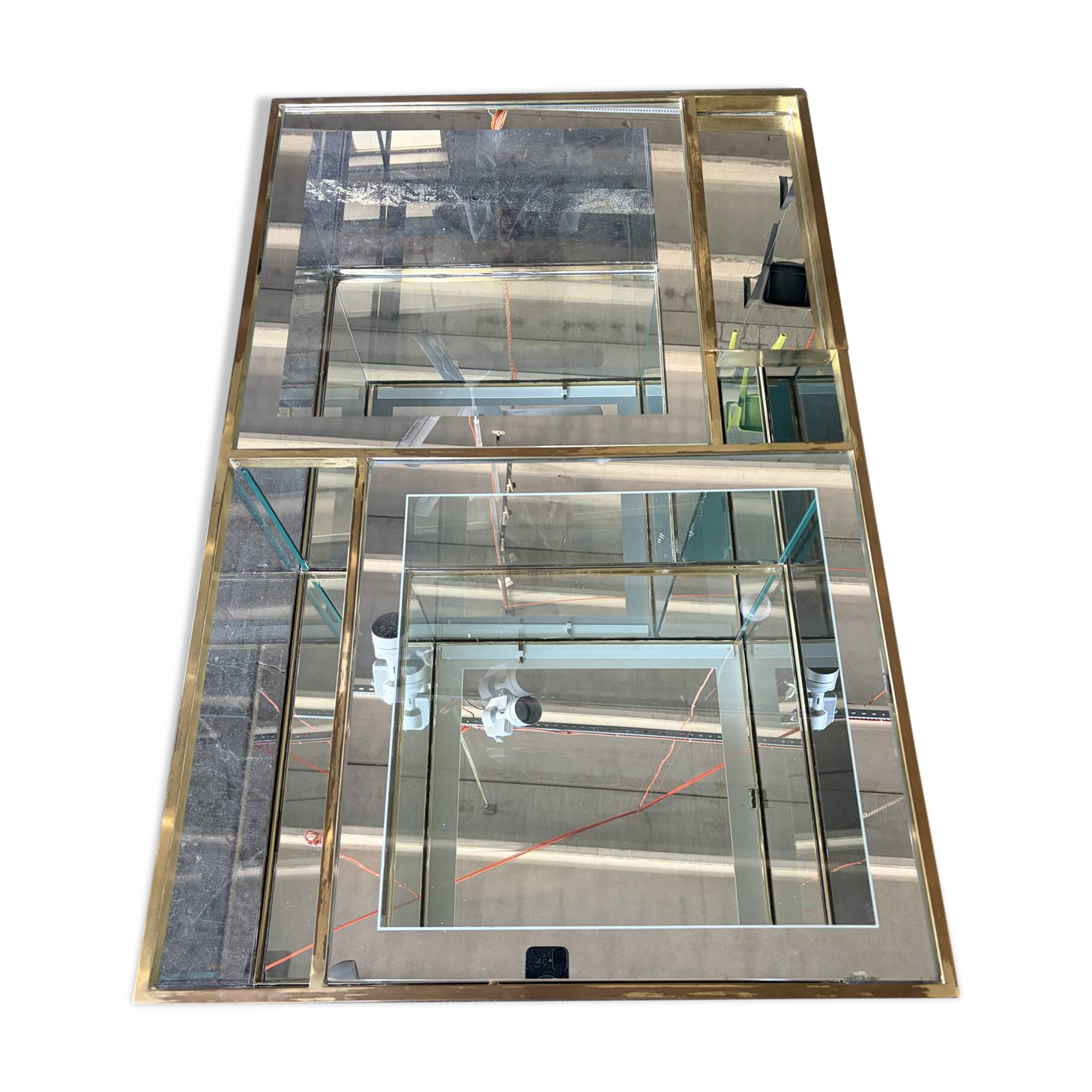 Table basse en cristal italien avec des détails en laiton et bar kart.