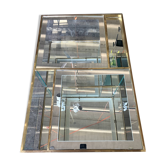 Table basse en cristal italien avec des détails en laiton et bar kart.