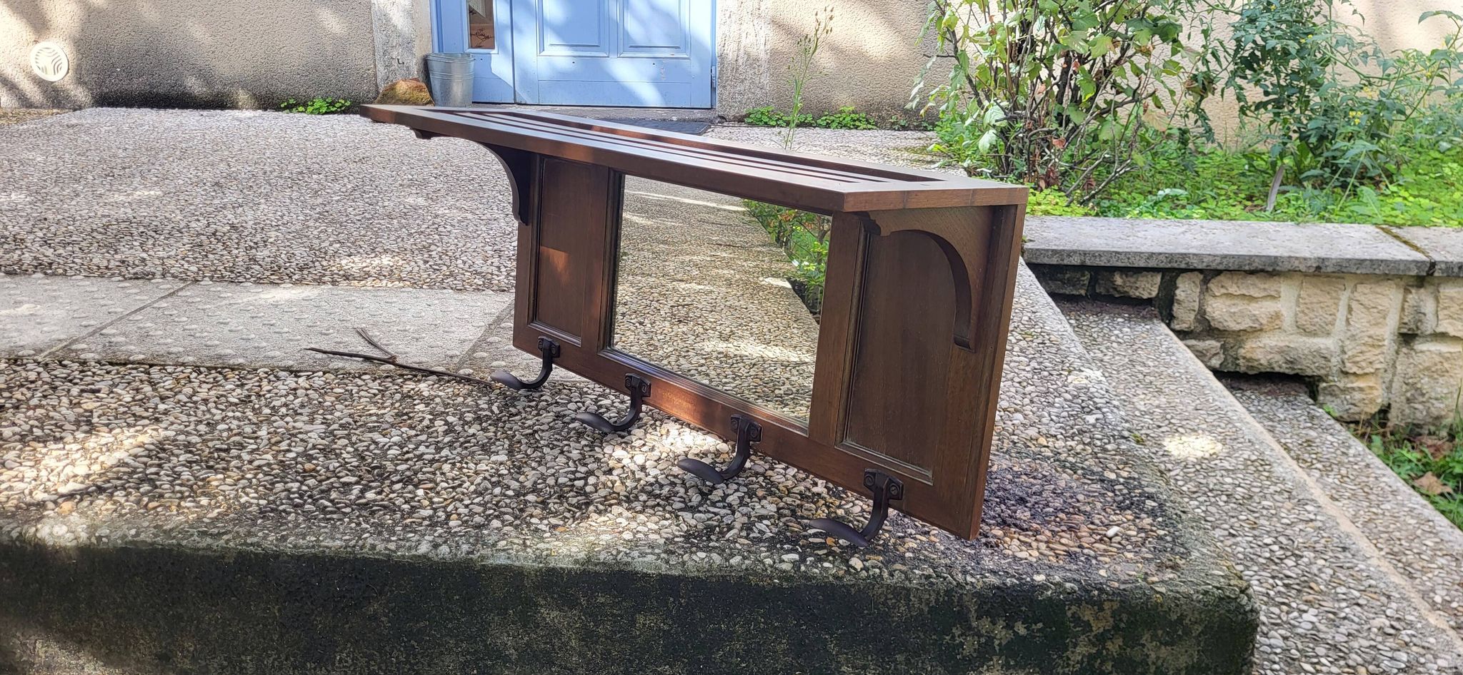 Entrance hall, wall-mounted coat rack