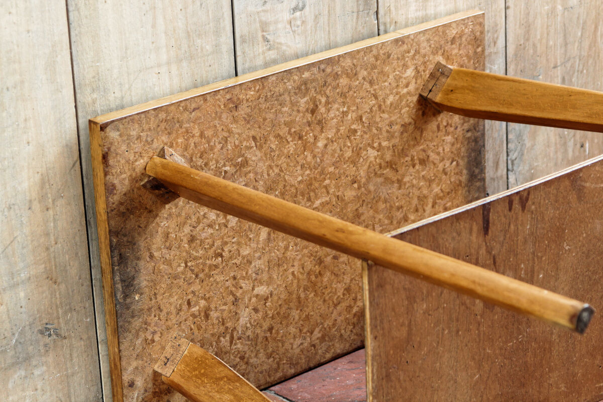 Desserte scandinave en bois pieds compas