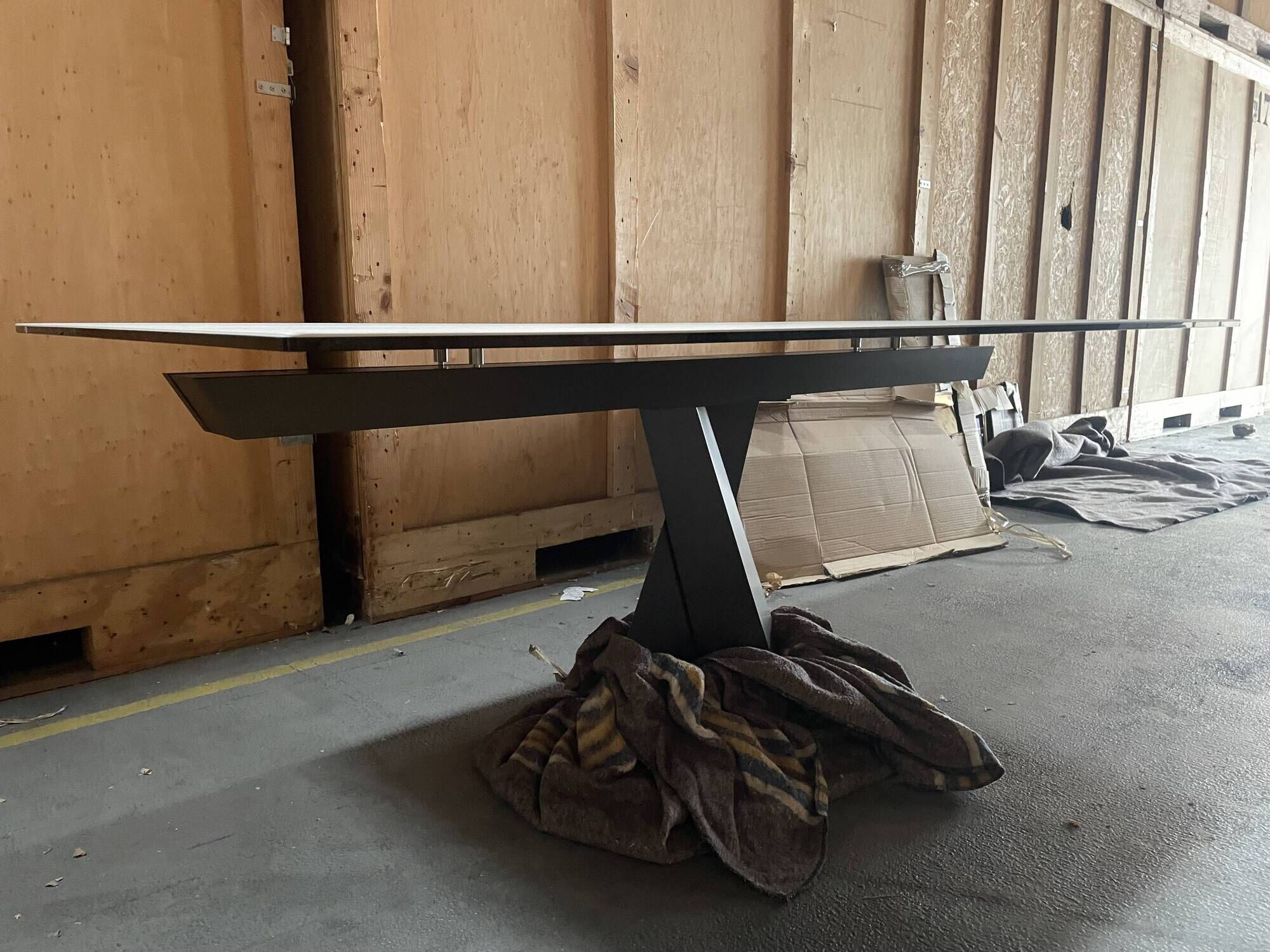 Dining table Axel – Roche Bobois – design by Yoshiharu Hatano