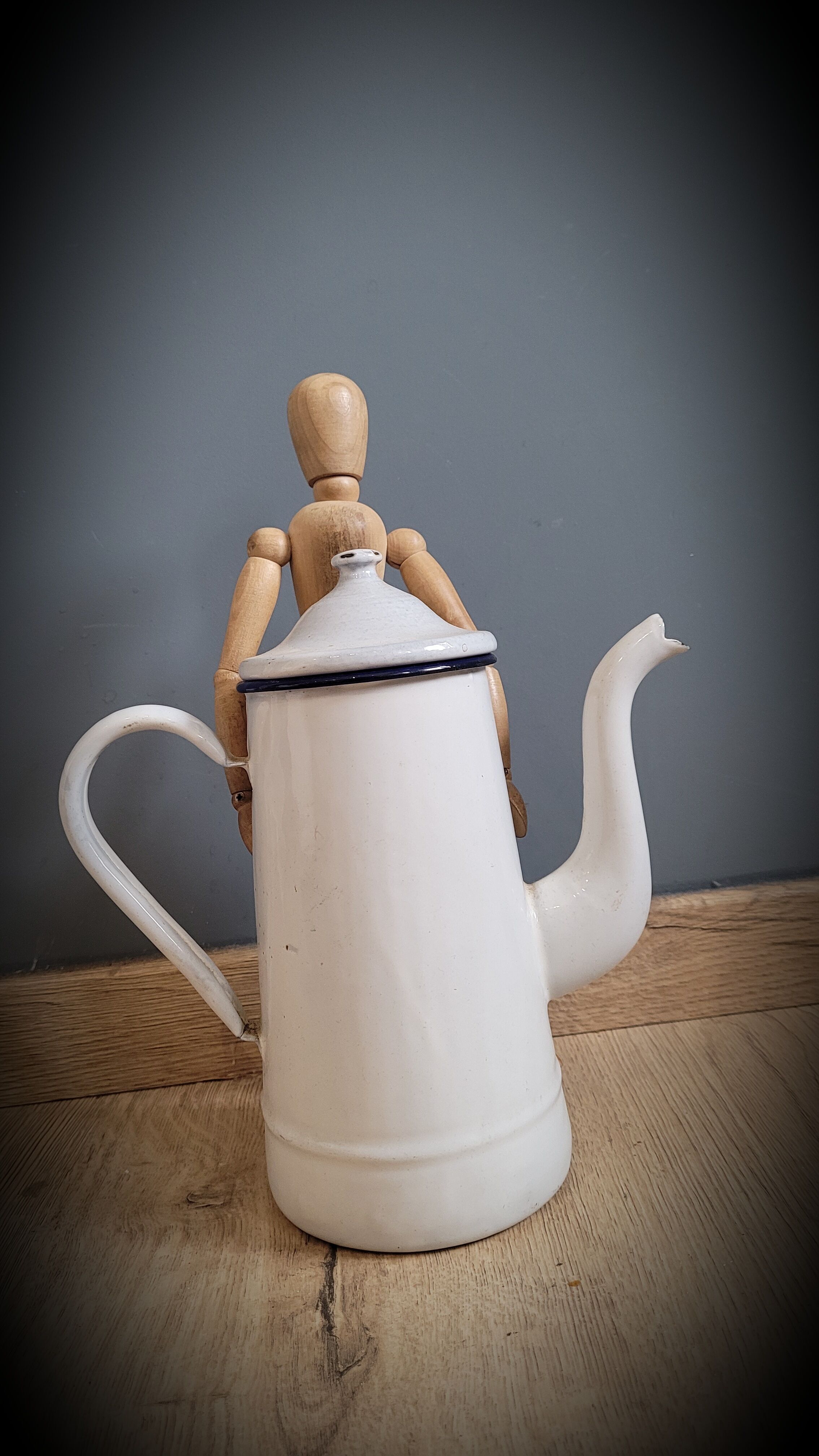 White enamelled coffee maker