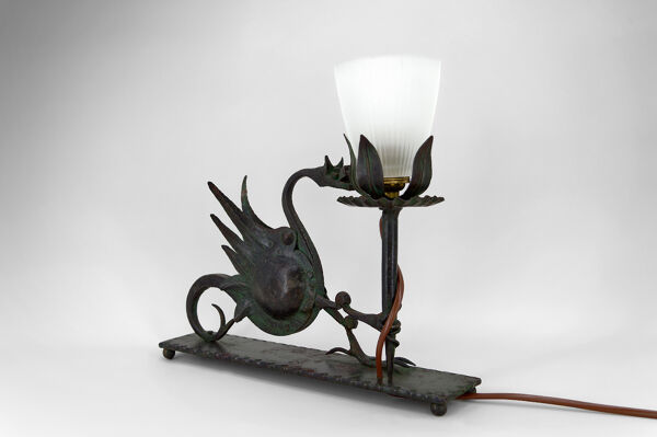 Lampe à poser au dragon en fer forgé, circa 1900