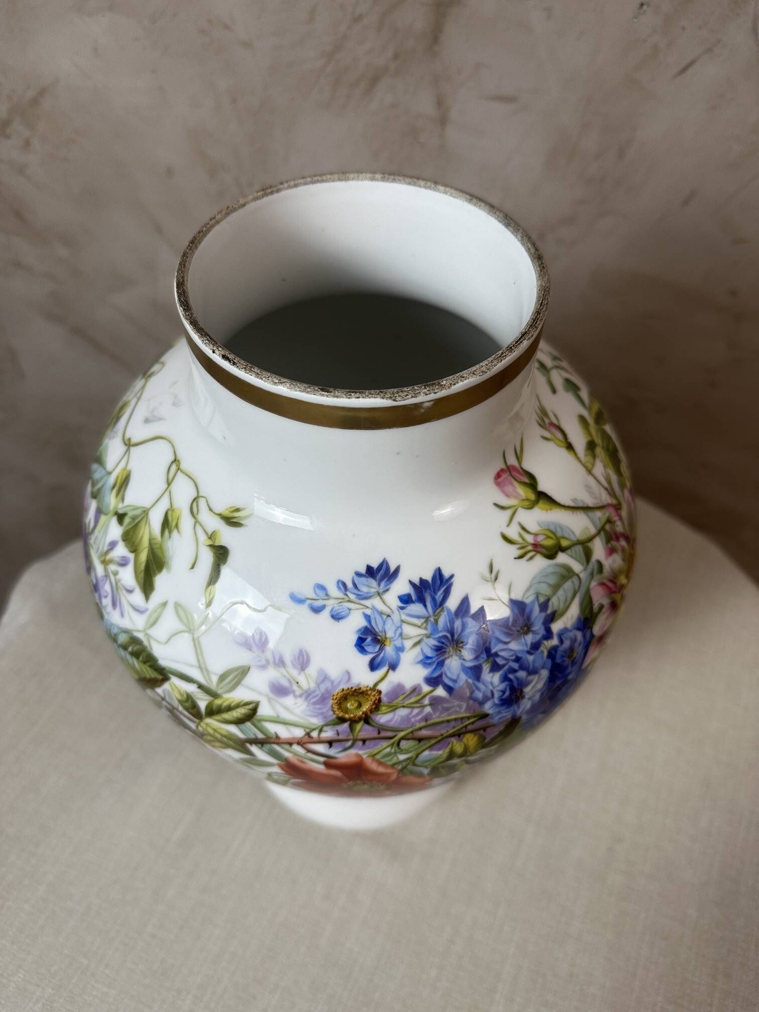 Pair of porcelain vases from Paris