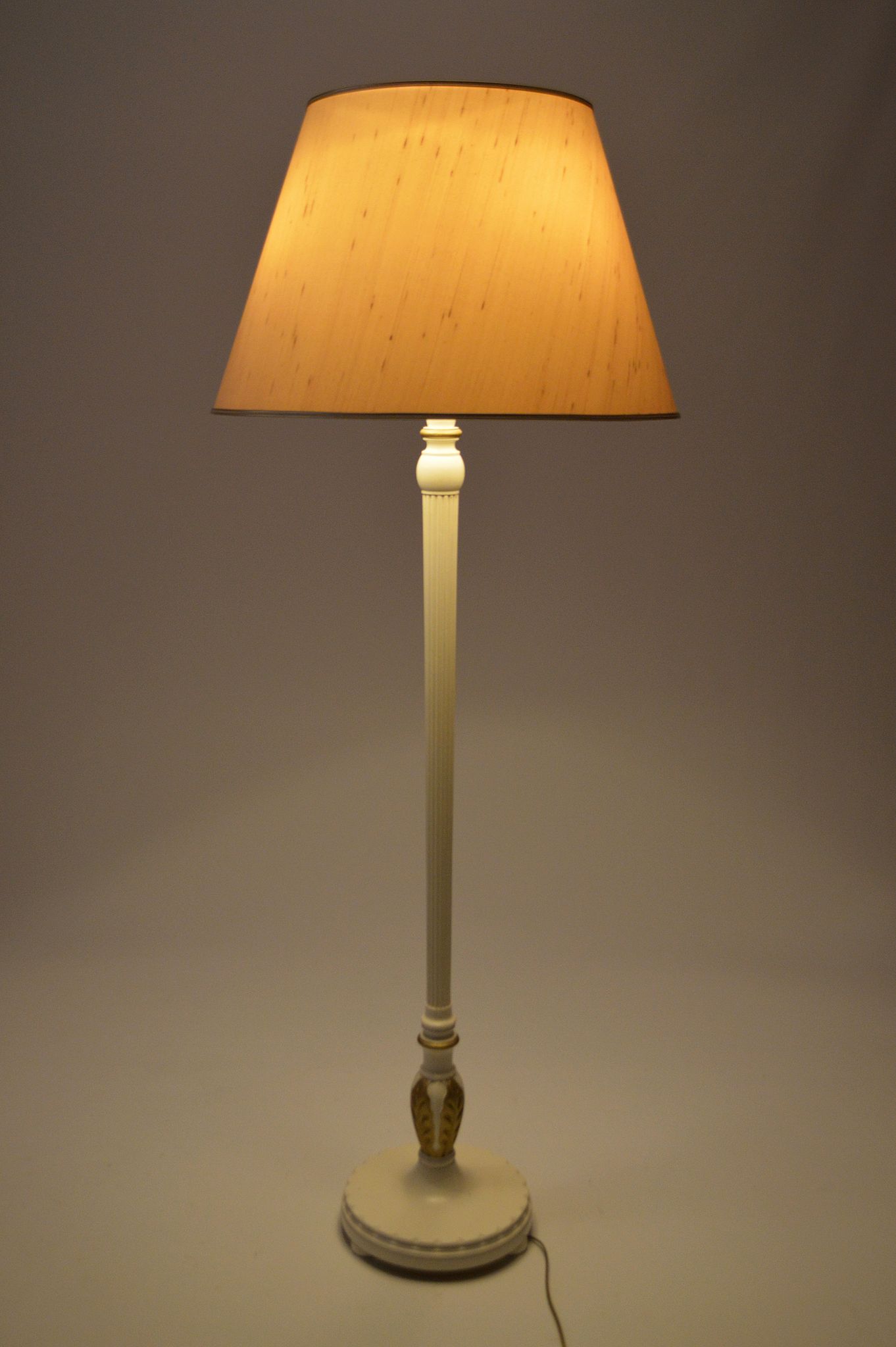 Art Deco floor lamp in white and gilded painted wood, 1925