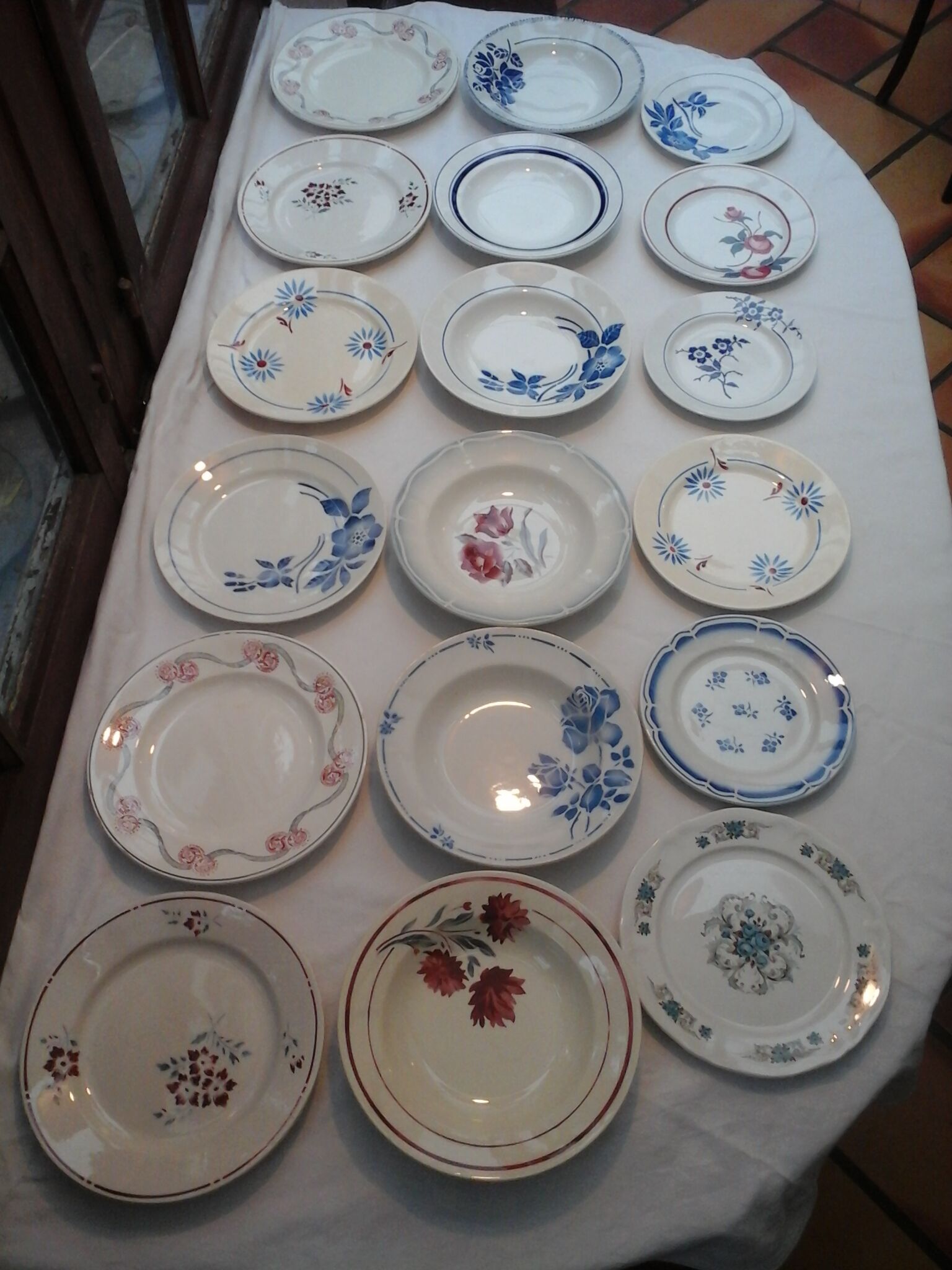 Assortiment de 18 assiettes dominante bleue
