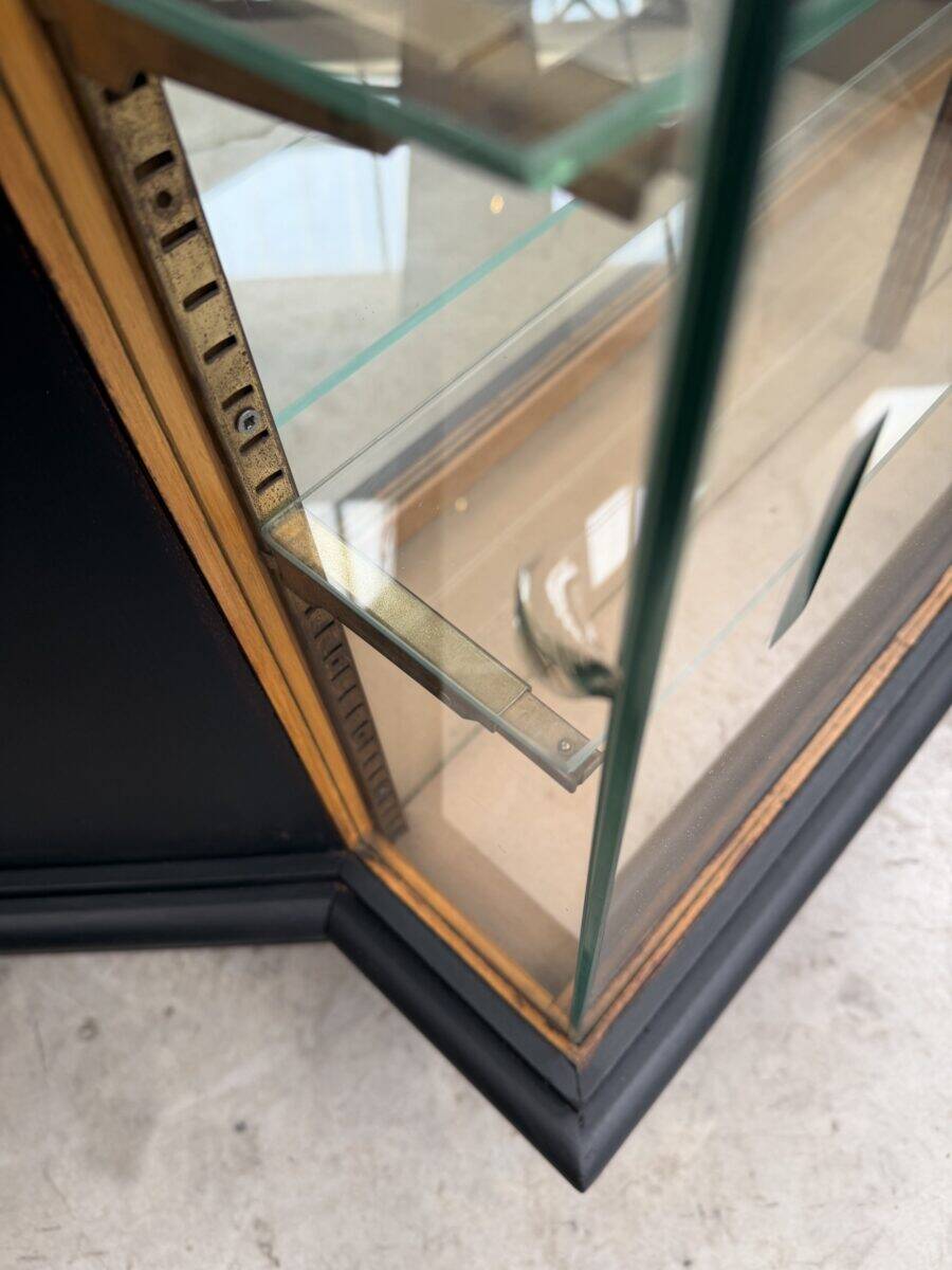 Ancien comptoir vitrine d’angle de maroquinier
